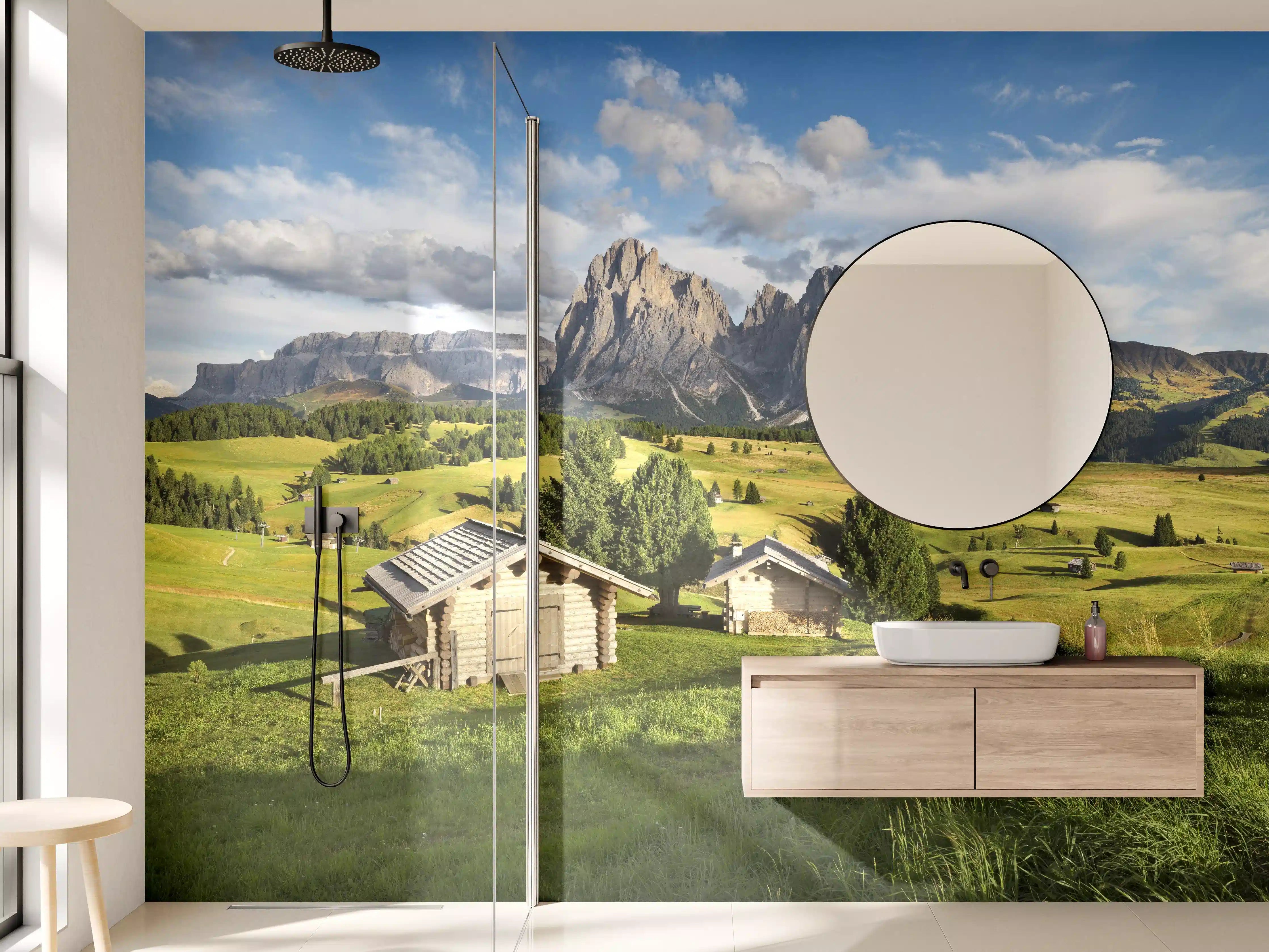 Wandverkleidung Bad - Alpenidylle mit grünen Wiesen