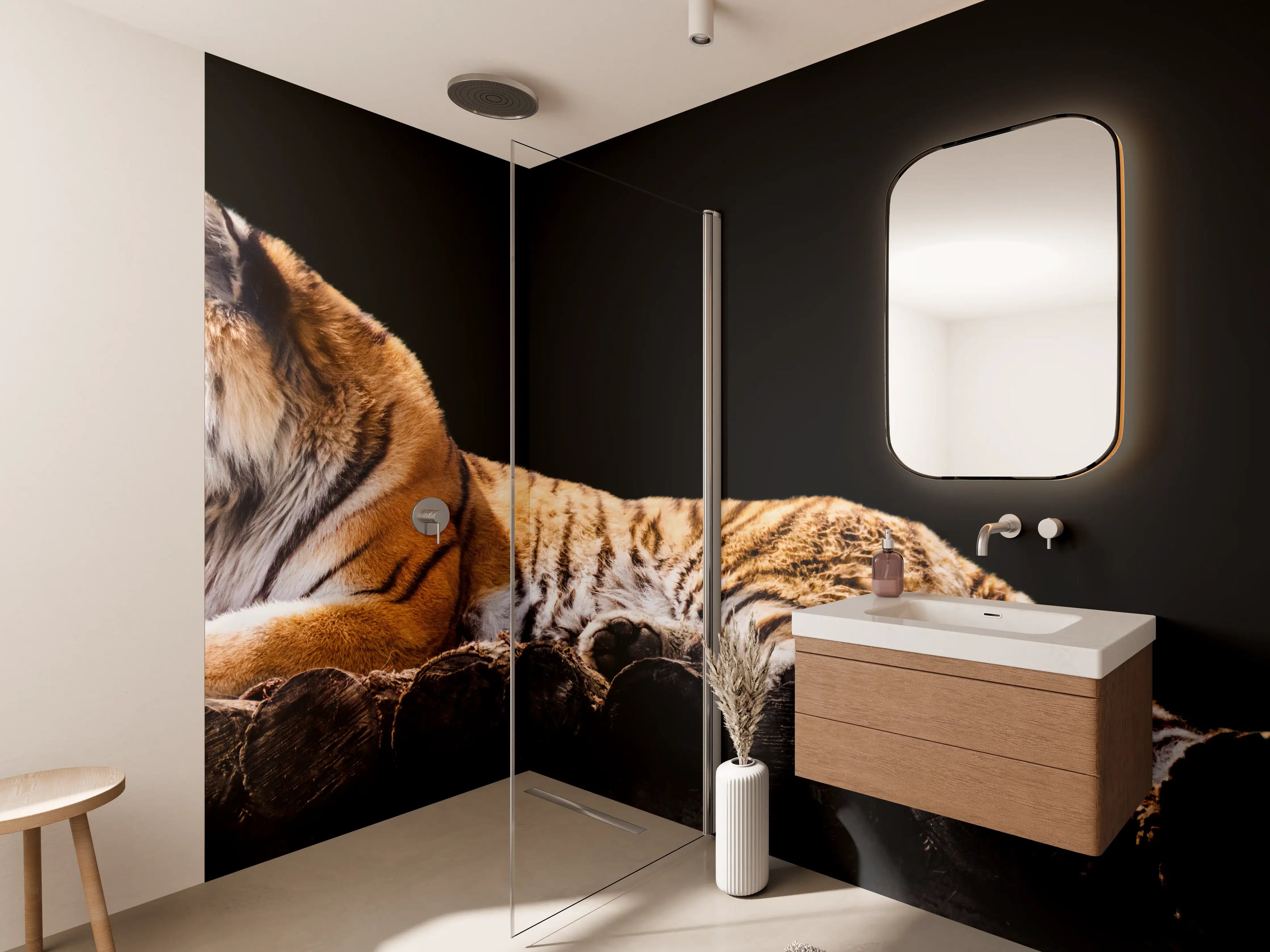 Wandverkleidung Bad - Amurtiger liegend auf Holzdeck mit Schwarzem Hintergrund
