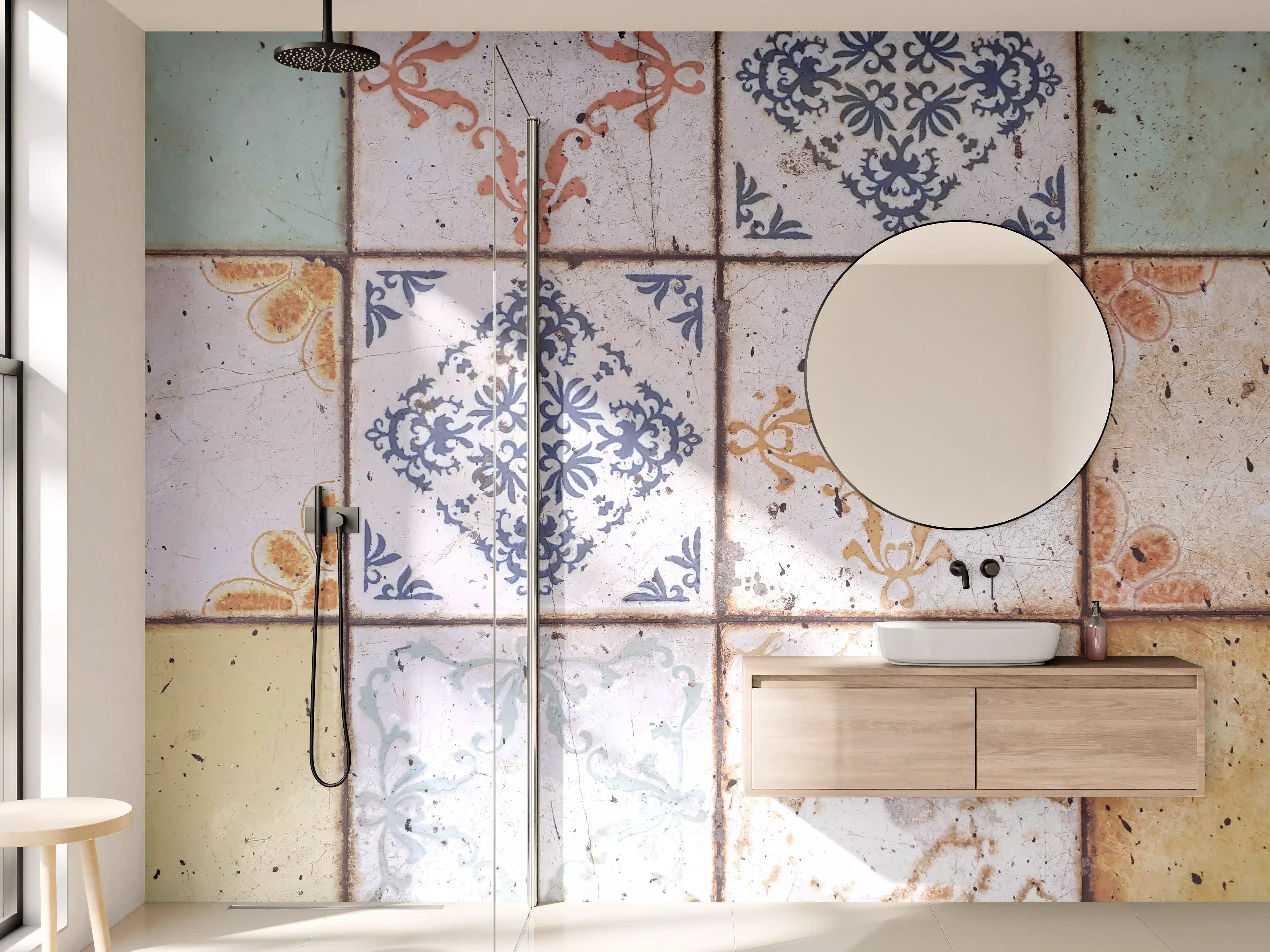 Wandverkleidung Bad - Antike Fliesen mit Ornamentmustern in Blau und Orange