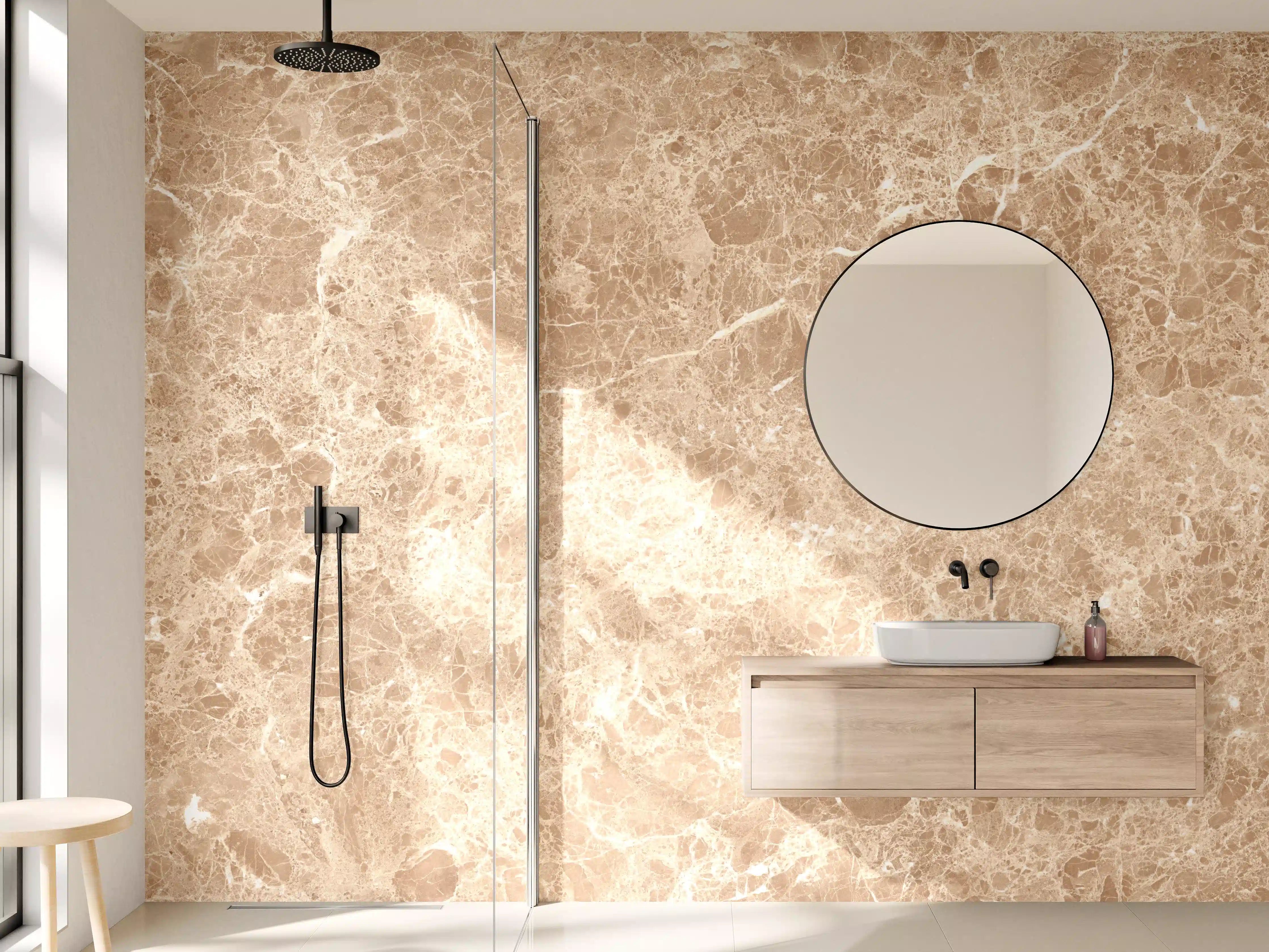 Wandverkleidung Bad - Beige Marmorstruktur mit hellen Akzenten