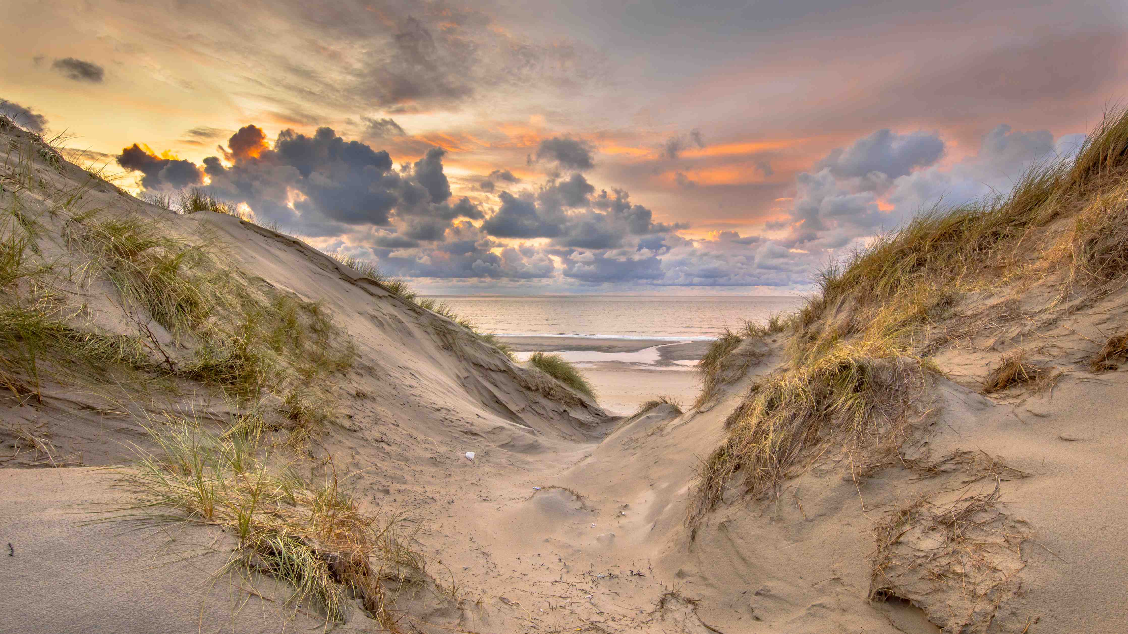 Wandverkleidung Bad-Bergige Dünenlandschaft bei Sonnenuntergang