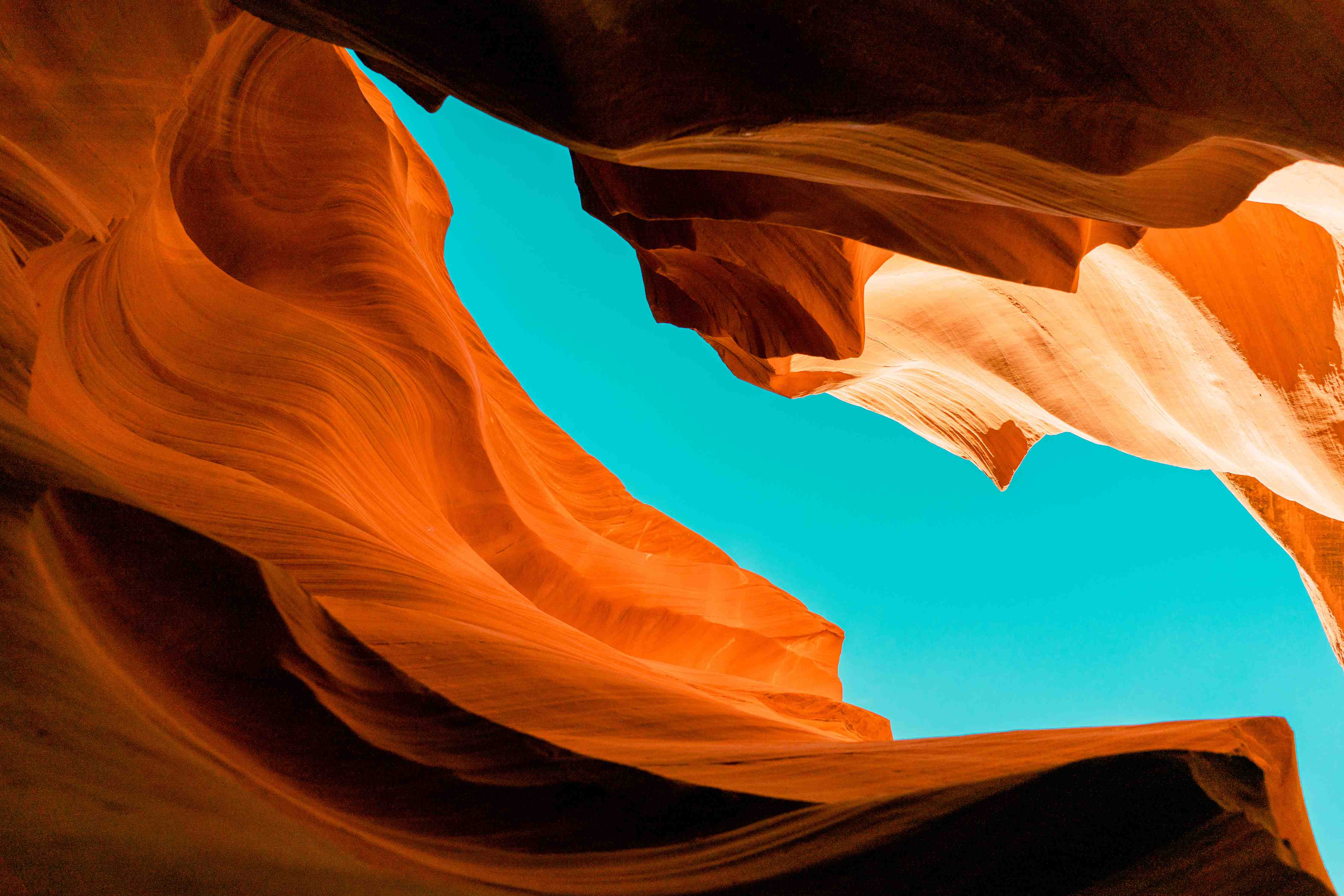 Wandverkleidung Bad-Bergige Schlucht mit Sonnenlicht und Himmel