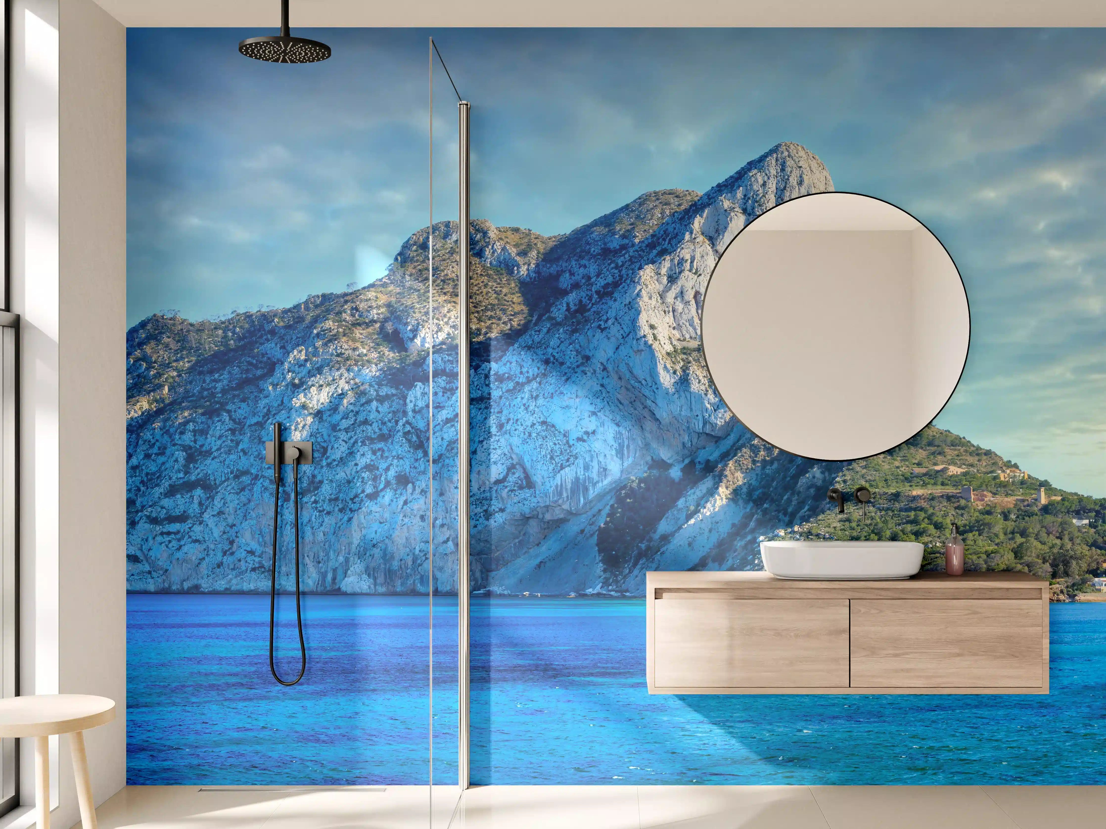 Wandverkleidung Bad - Bergkulisse am Meer bei Sonnenaufgang