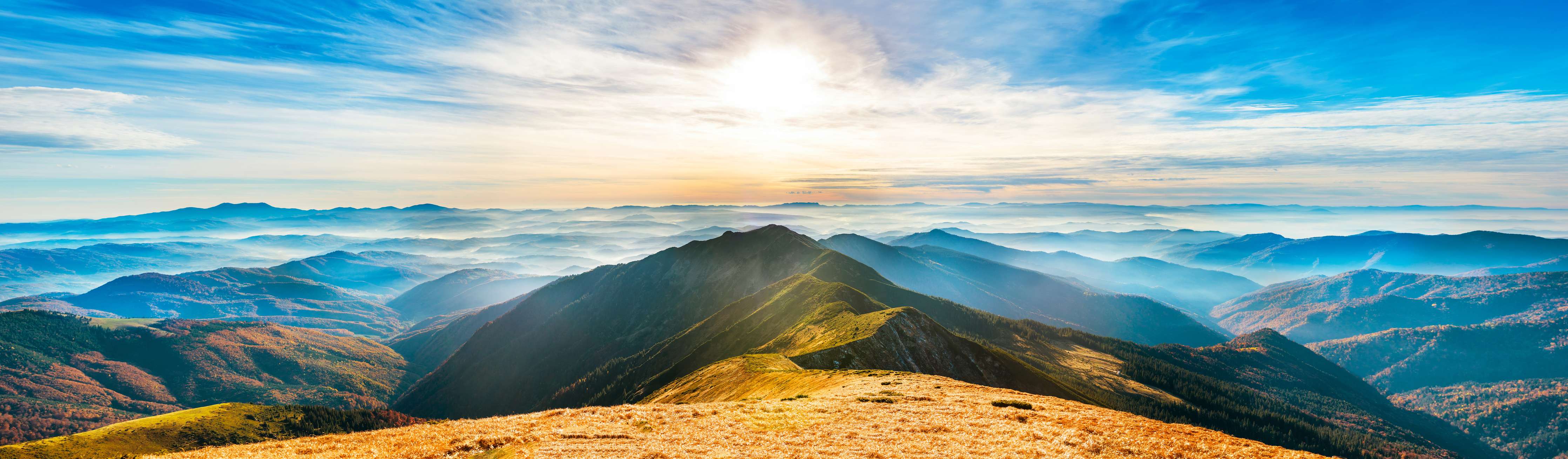 Wandverkleidung Bad-Bergpanorama bei Sonnenaufgang mit Blauen Wolken