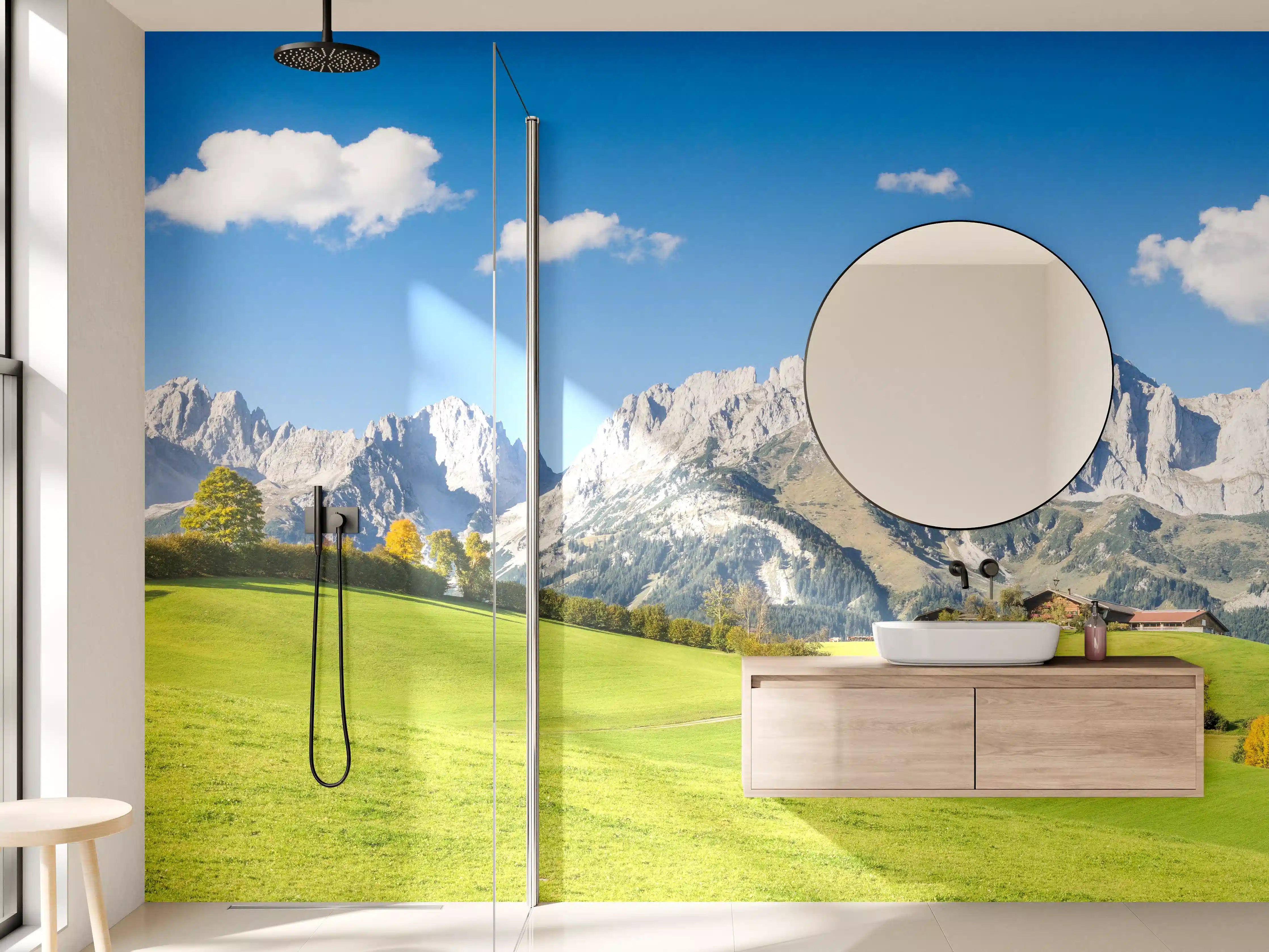 Wandverkleidung Bad - Bergpanorama mit grüner Wiese bei Sonnenschein