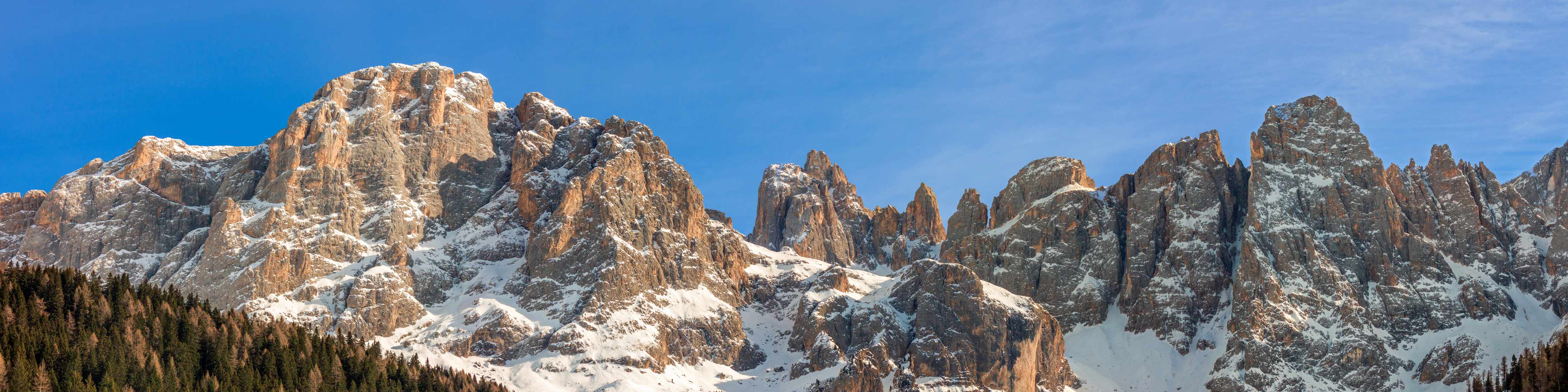 Wandverkleidung Bad-Bergpanorama mit schneebedeckten Gipfeln im Sonnenlicht