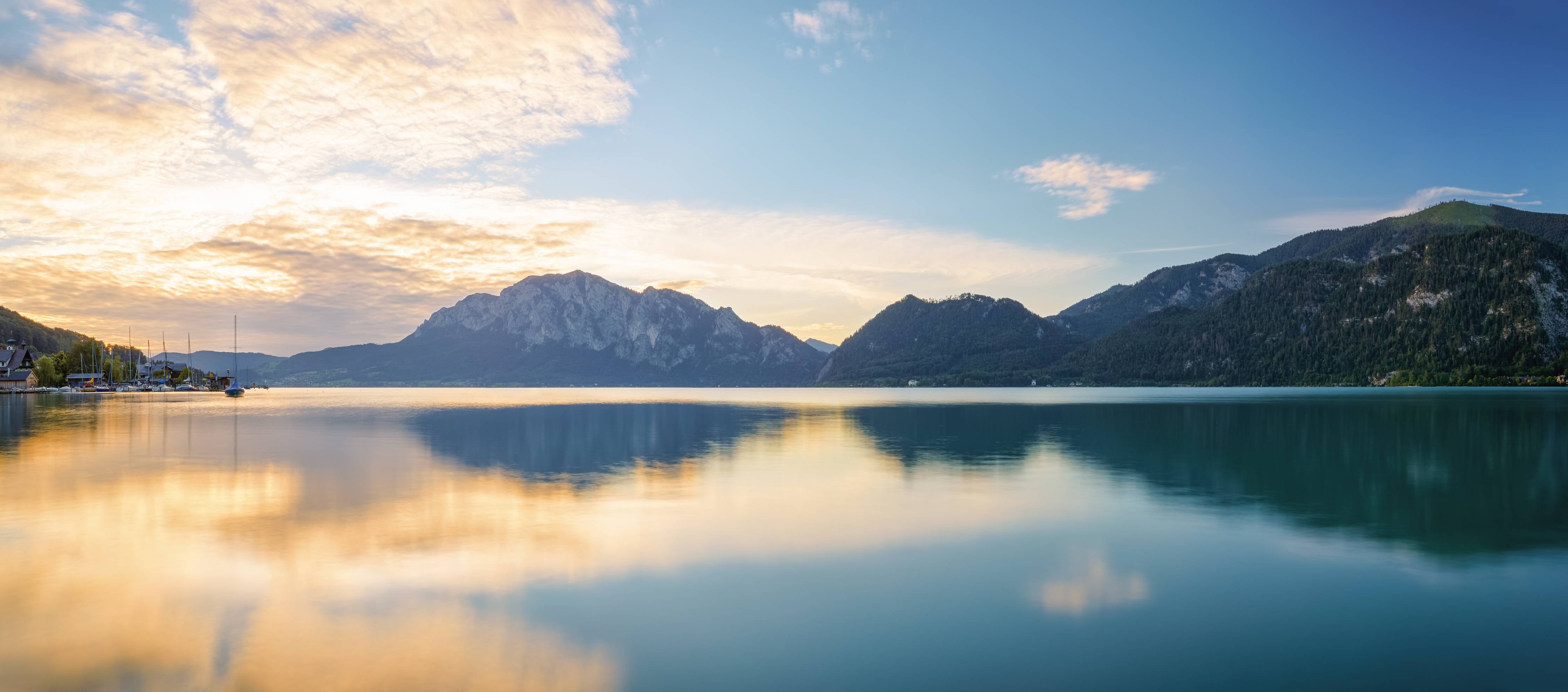 Wandverkleidung Bad-Bergsee bei Sonnenuntergang mit Bergkulisse