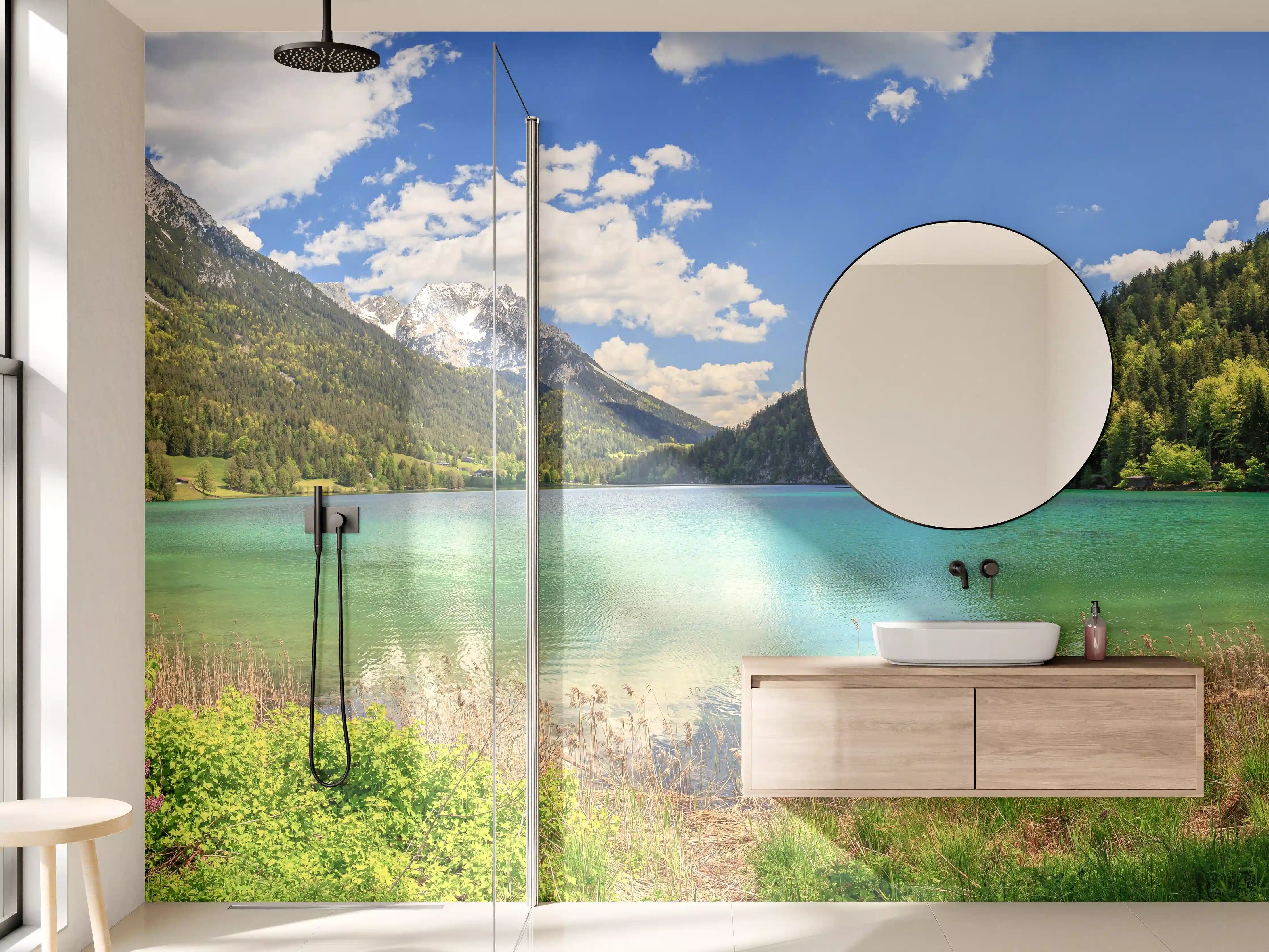 Wandverkleidung Bad - Bergsee mit klarer Wasserfläche und umgebender Natur