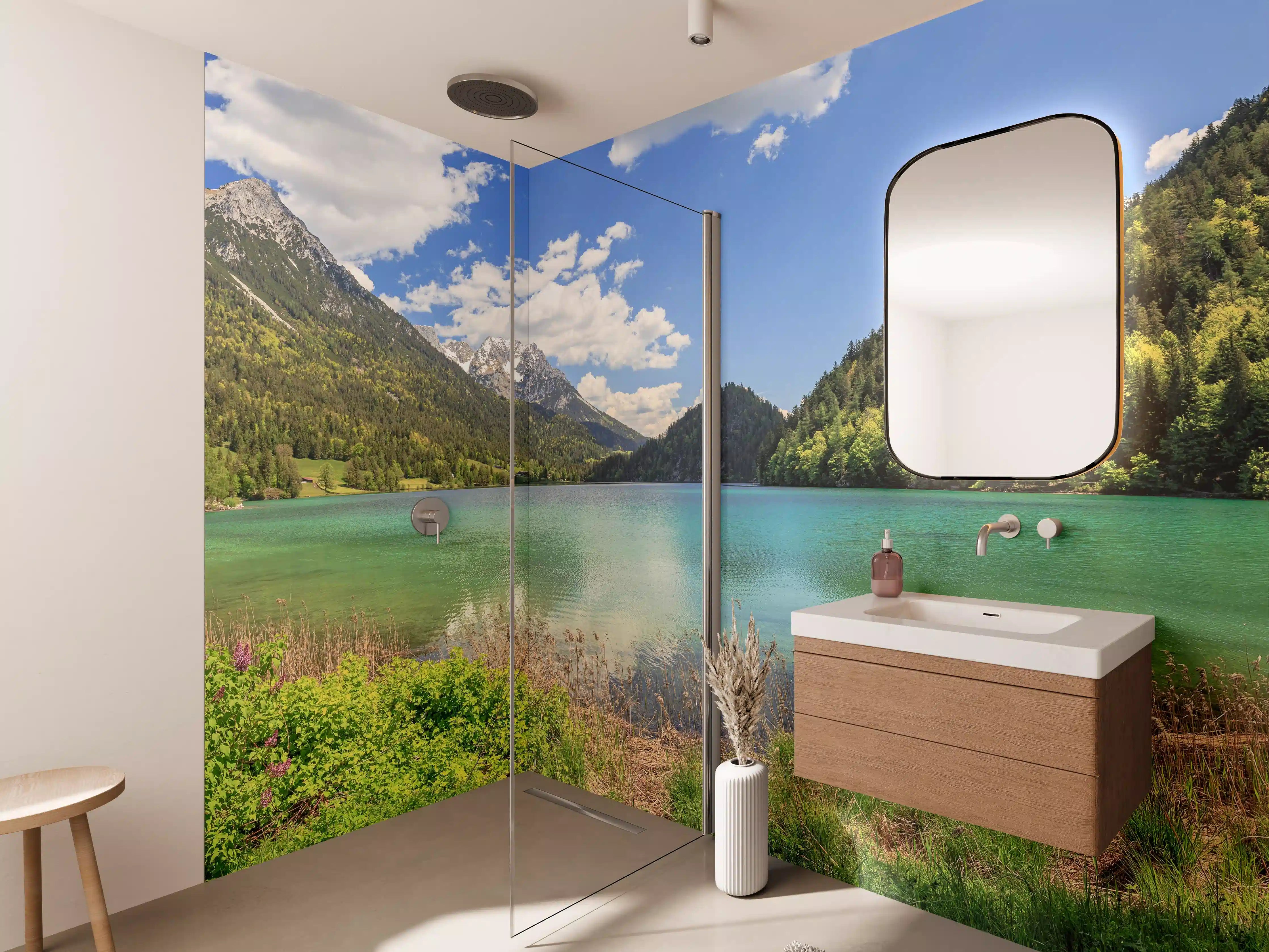 Wandverkleidung Bad - Bergsee mit klarer Wasserfläche und umgebender Natur
