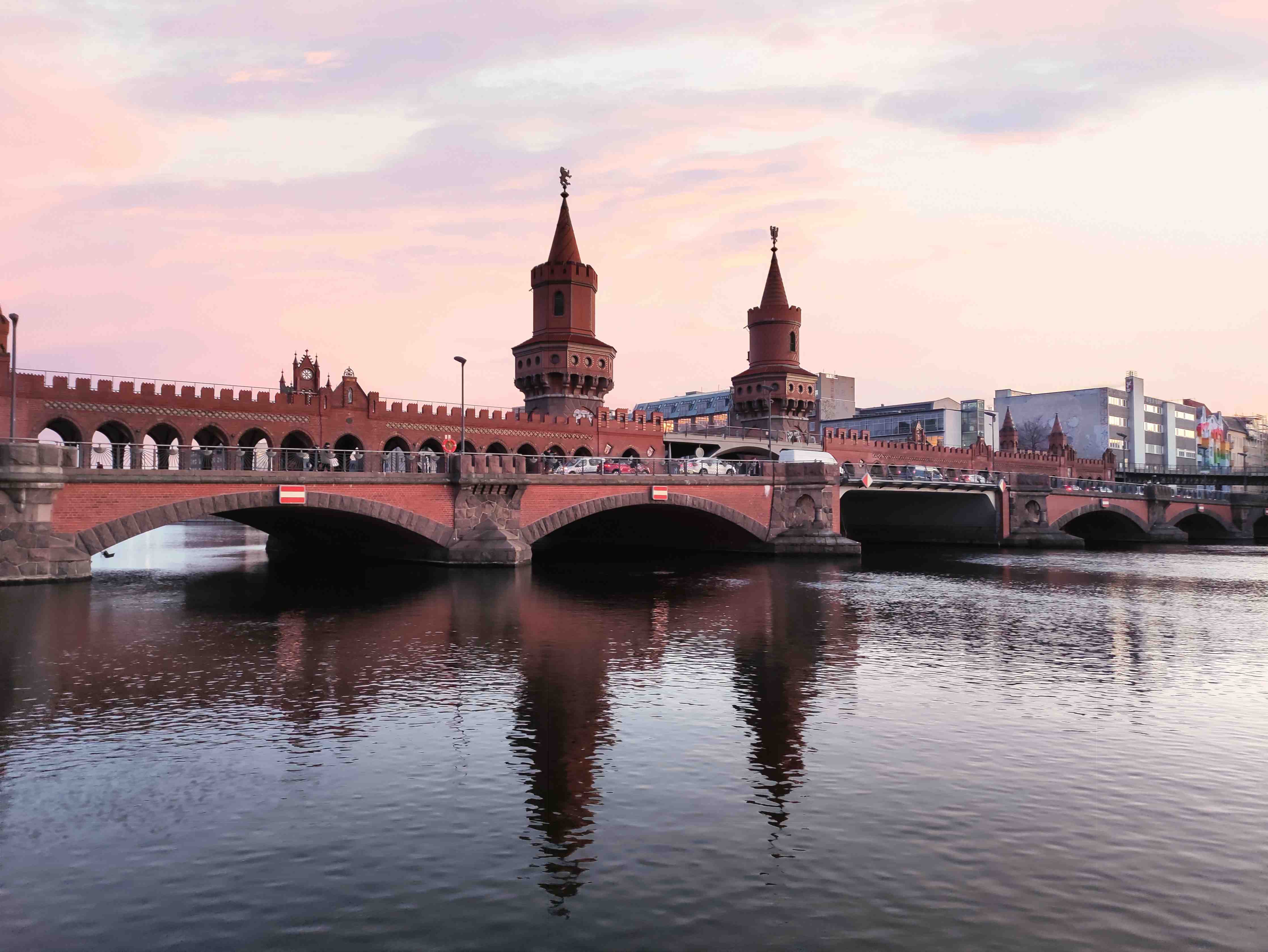 Wandverkleidung Bad-Berliner Brücke bei Tag