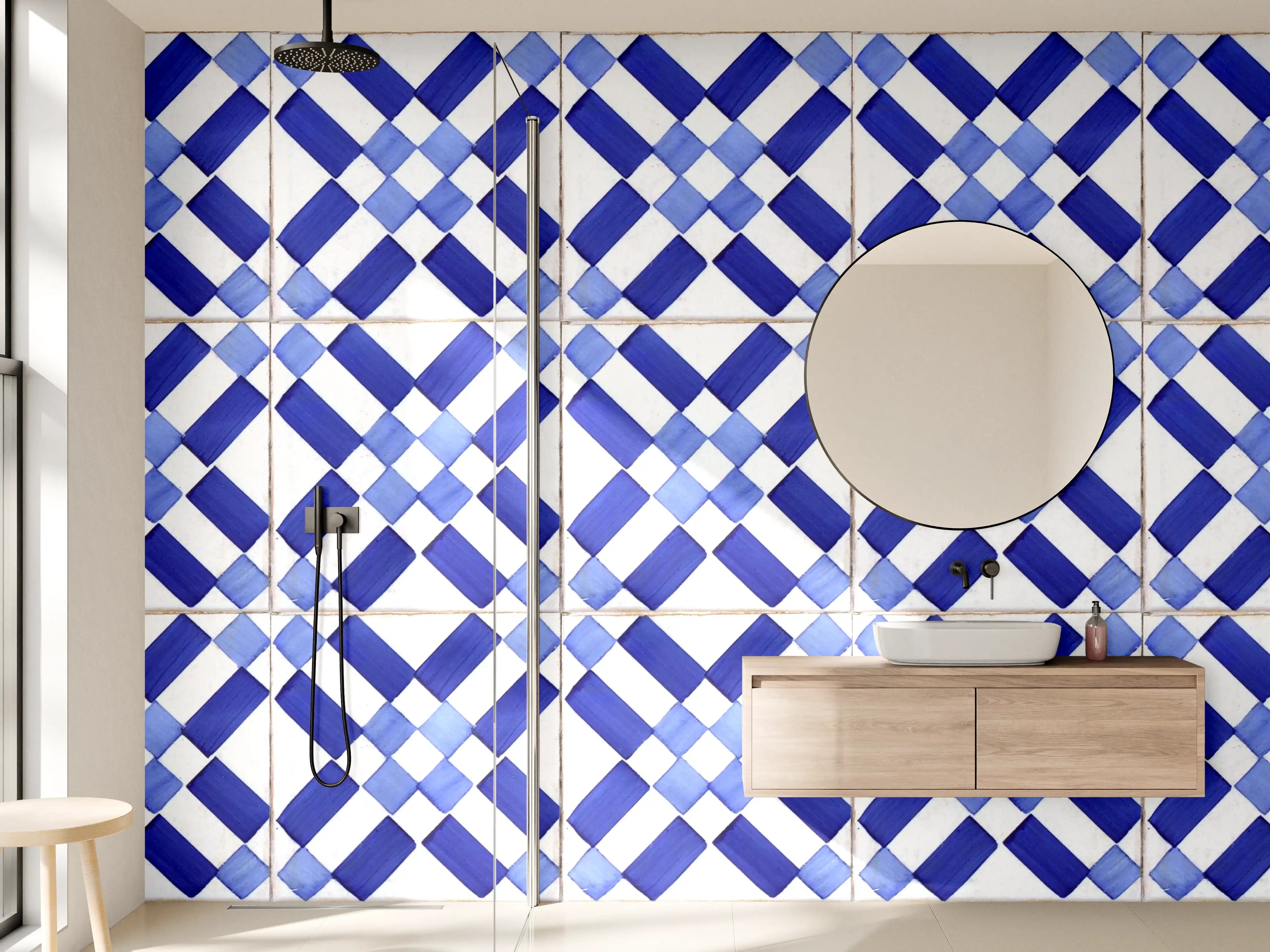 Wandverkleidung Bad - Blau-Weiße Fliesen mit geometrischem Muster