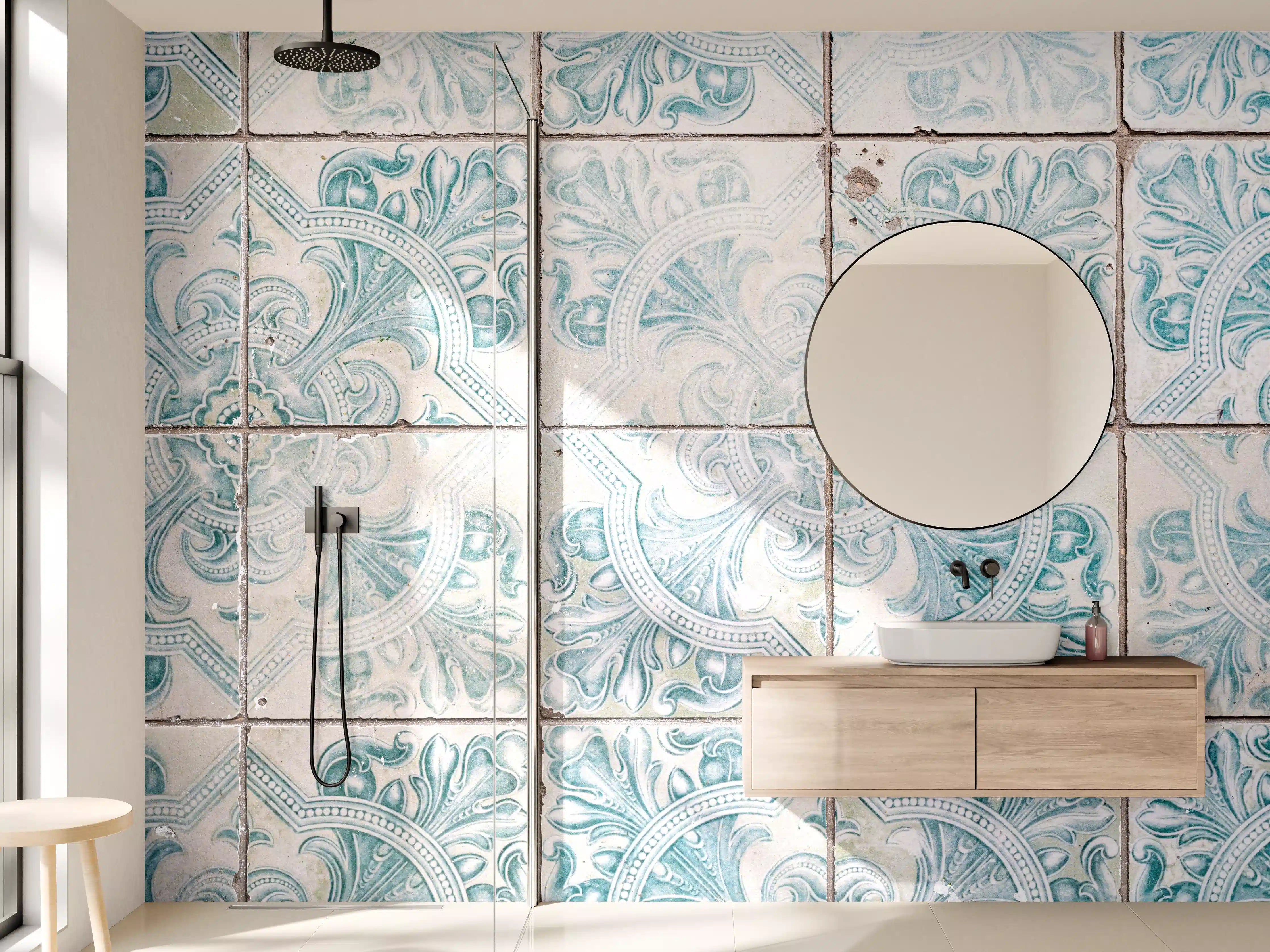 Wandverkleidung Bad - Blau-weiße Fliesen mit barocker Muster