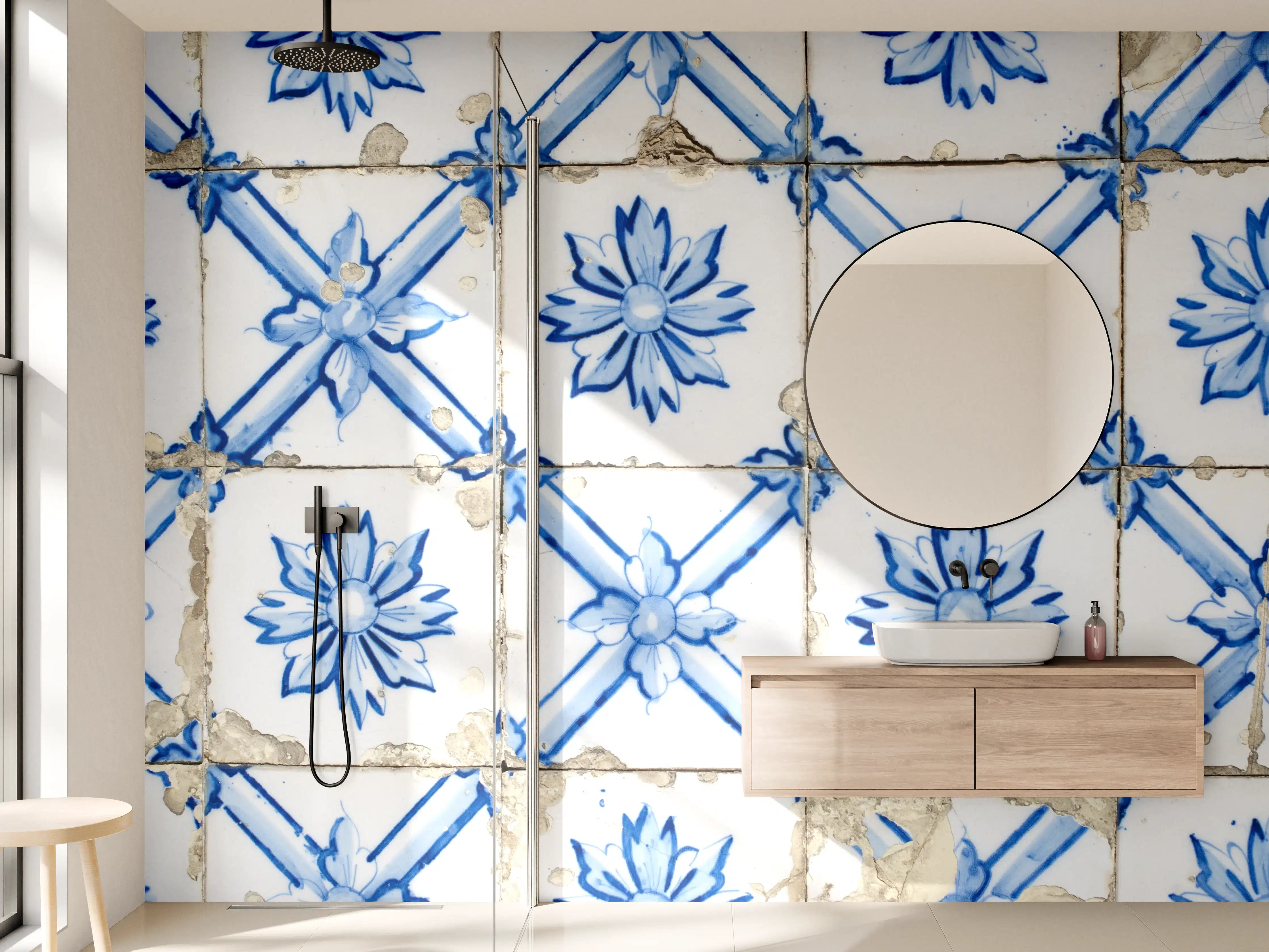 Wandverkleidung Bad - Blau-weiße Fliesentapete mit Blumenmuster