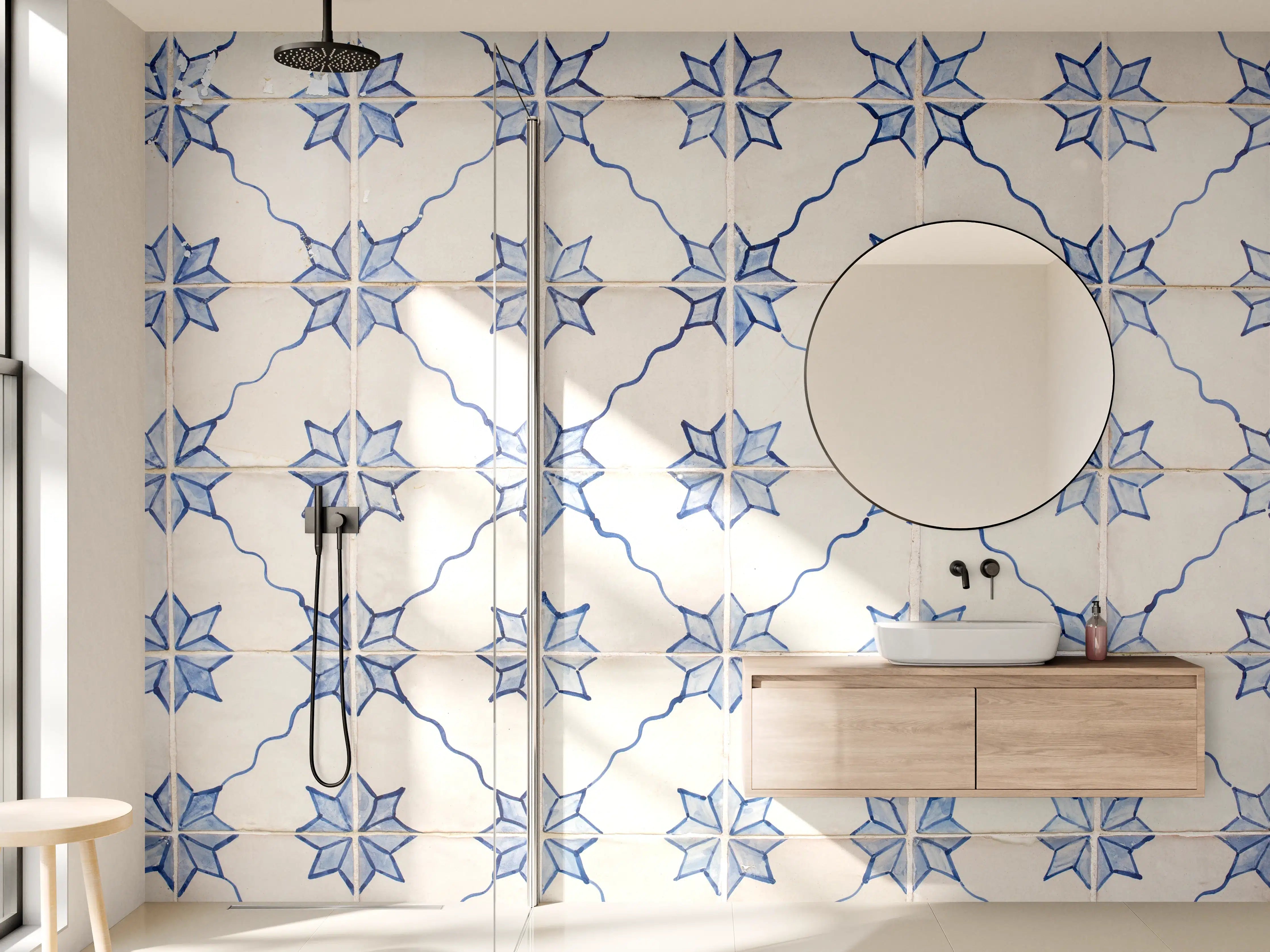 Wandverkleidung Bad - Blaue Arabesken auf weißen Fliesen