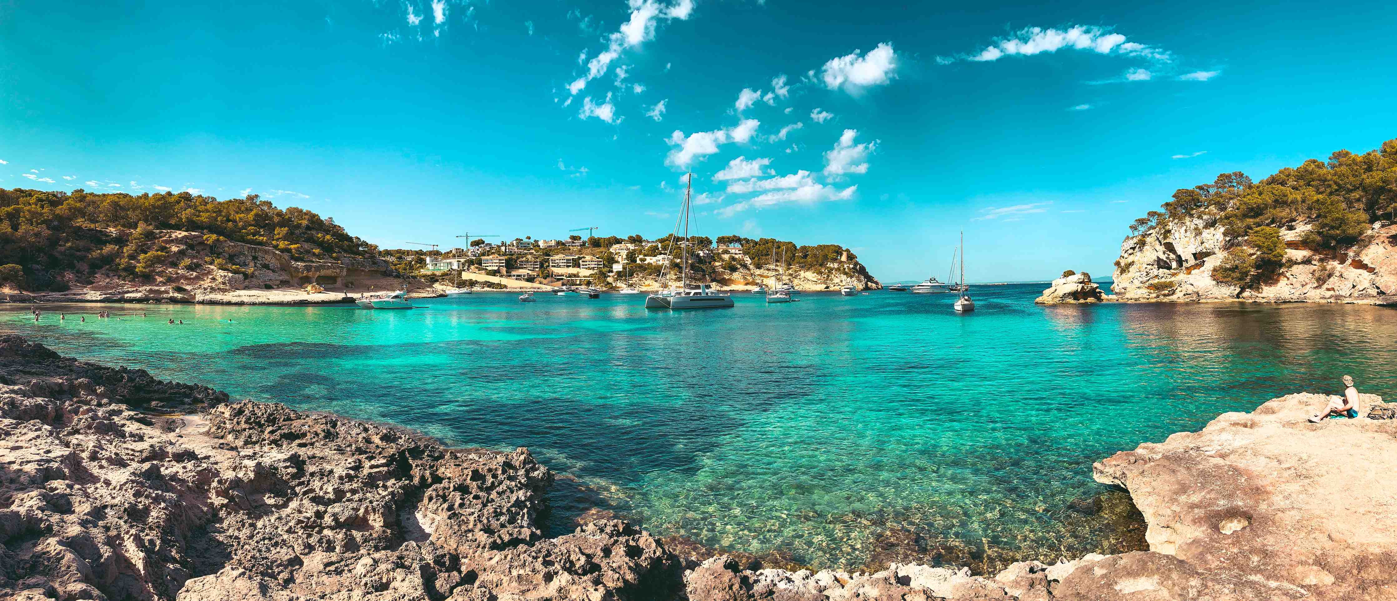 Wandverkleidung Bad-Blaue Bucht mit Felsen und Segelboot
