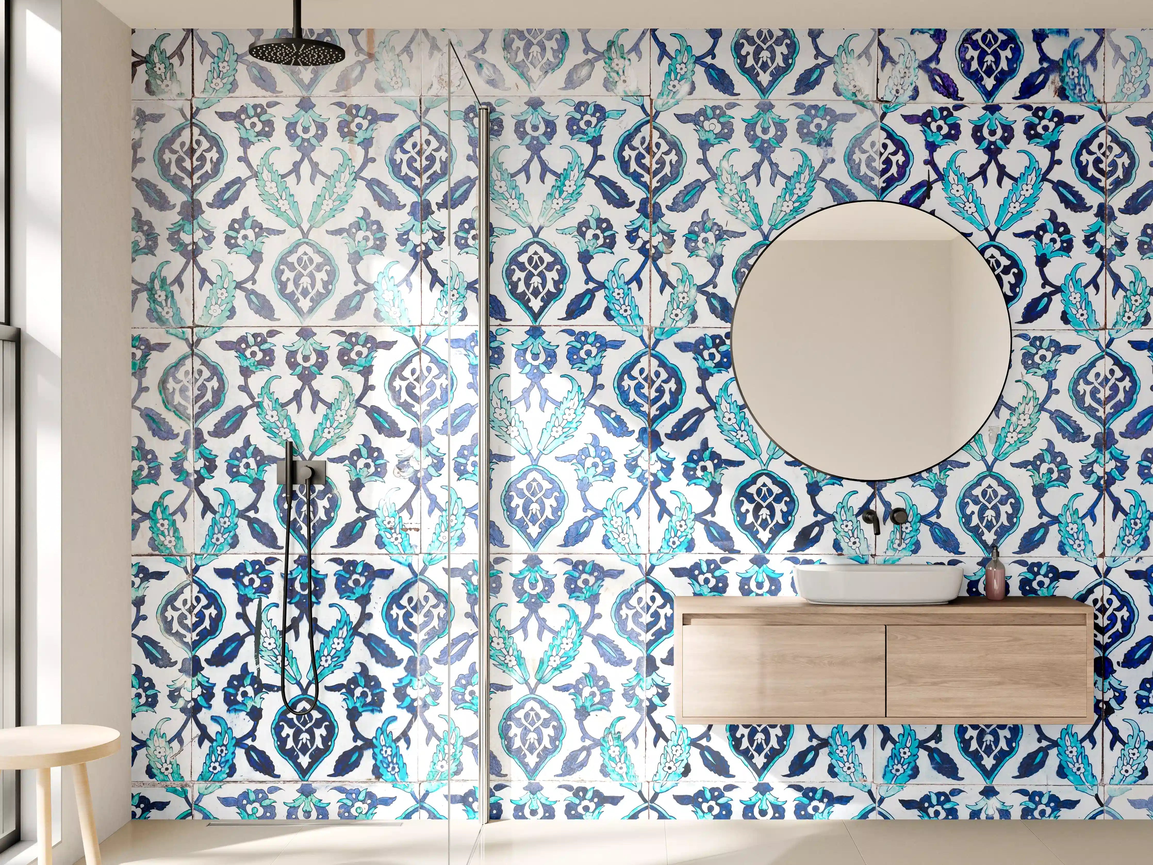 Wandverkleidung Bad - Blaue Fliesen mit kunstvollem Muster