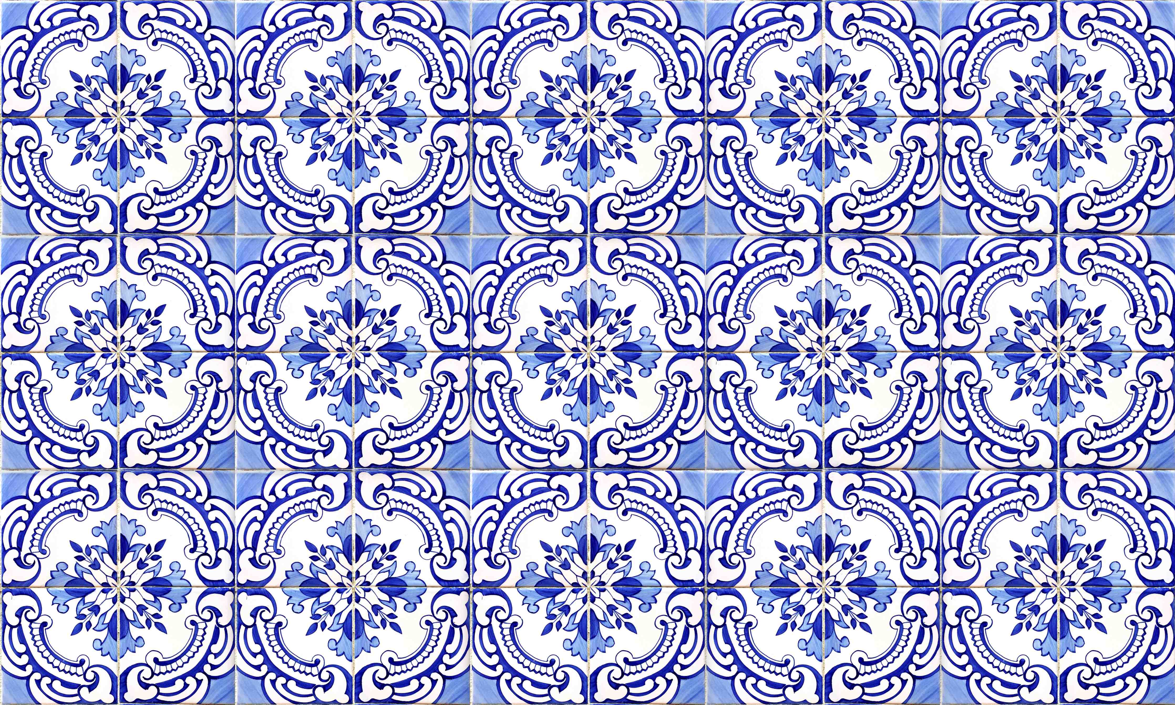 Wandverkleidung Bad-Blaue Kacheln mit klassischen Mustern