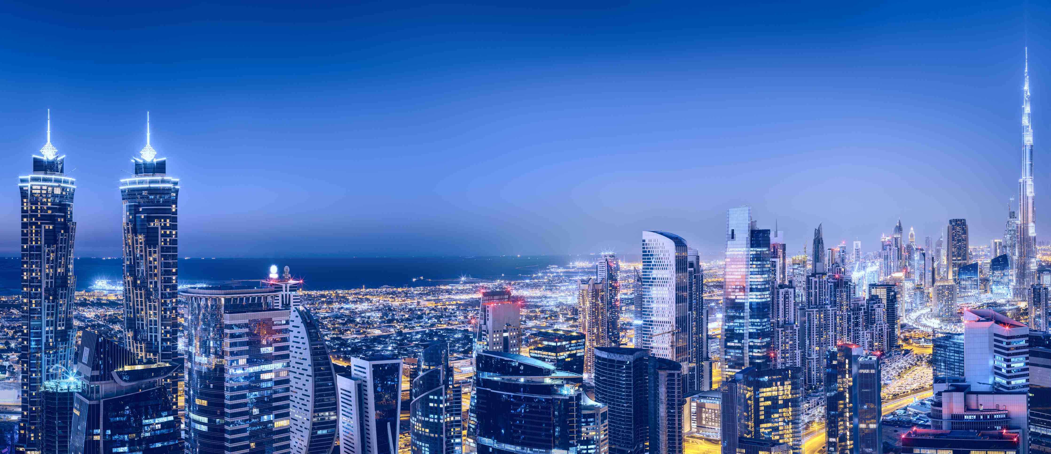 Wandverkleidung Bad-Blaue Skyline bei Nacht