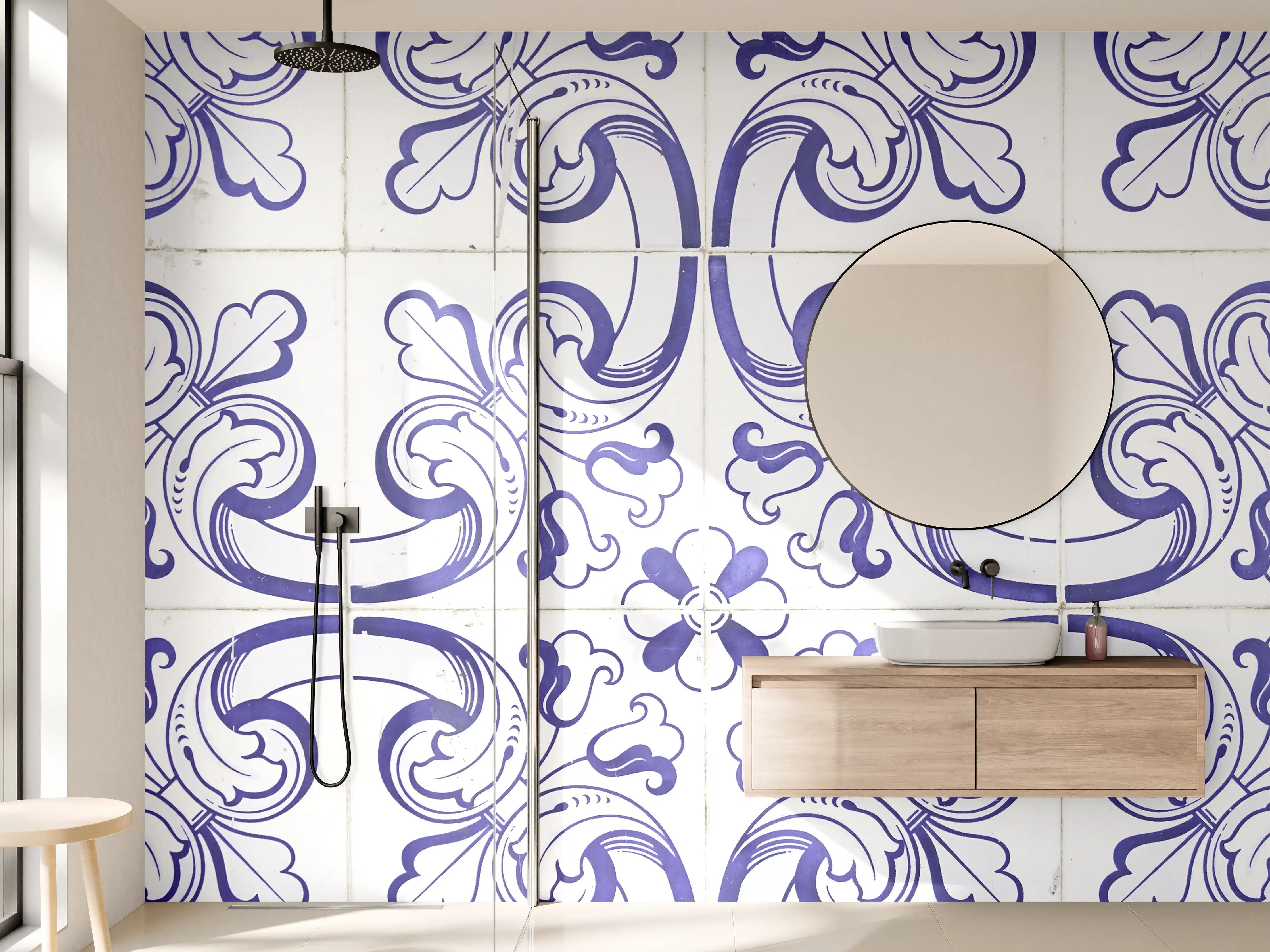 Wandverkleidung Bad - Blaue, ornamental verzierte Fliesentafel