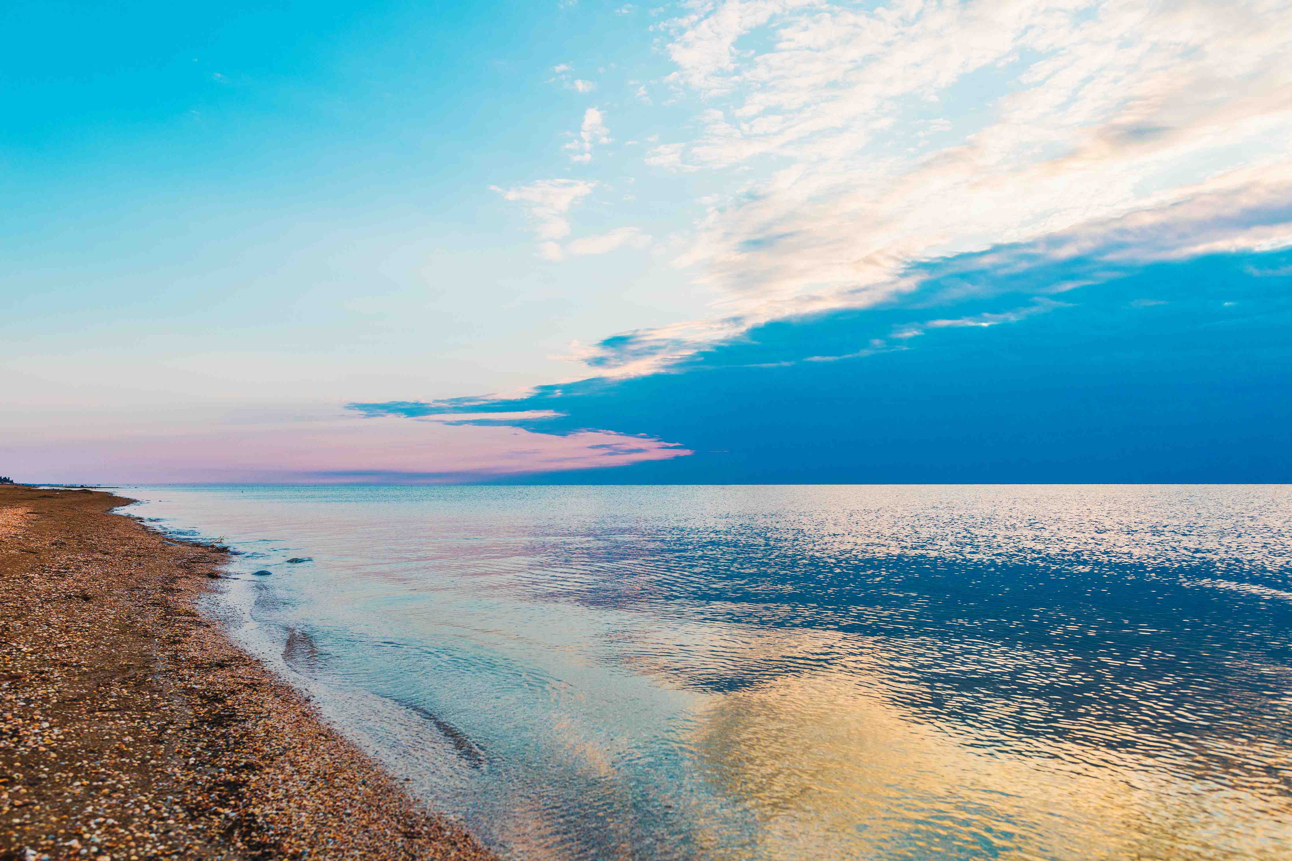 Wandverkleidung Bad-Blauer Himmel über ruhigem Wasser