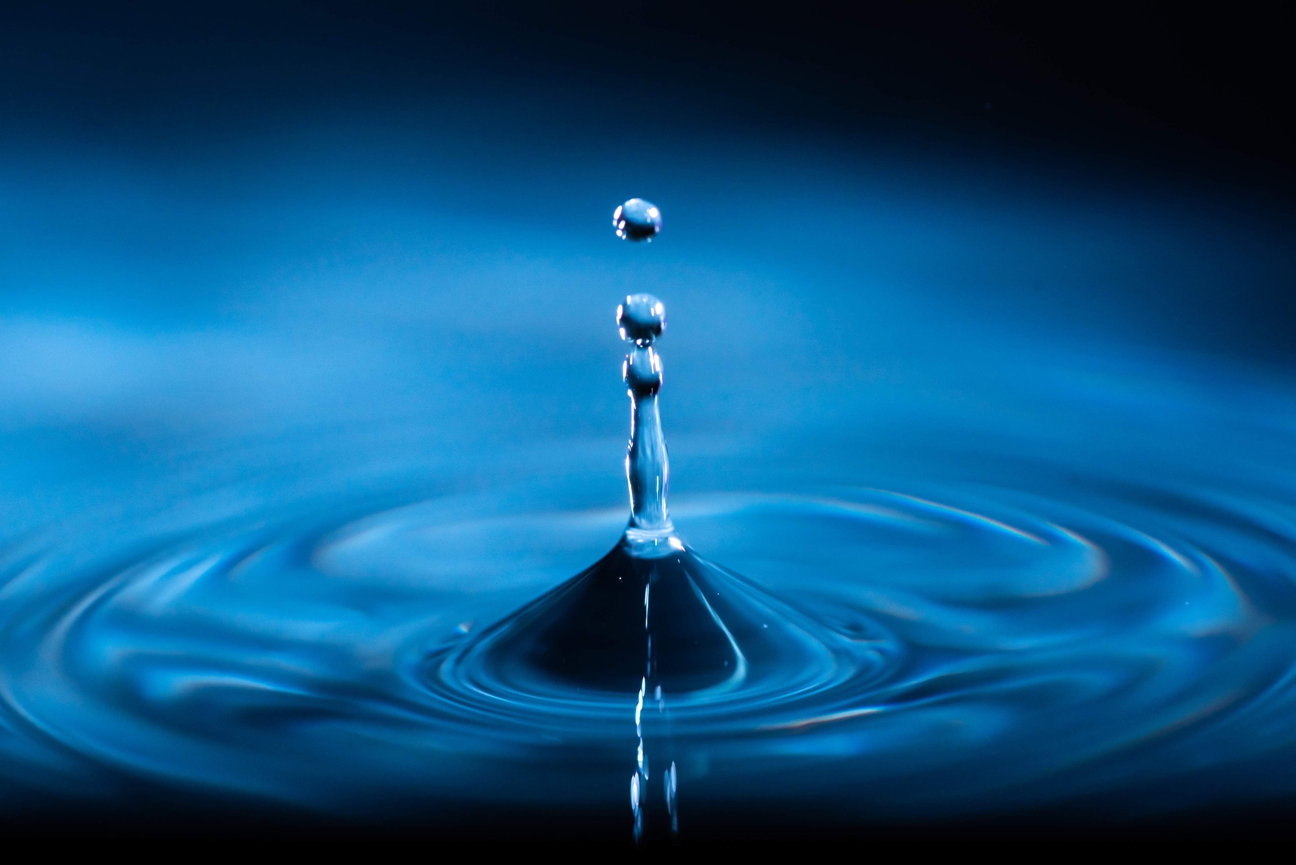 Wandverkleidung Bad-Blauer Wassertropfen in Bewegung