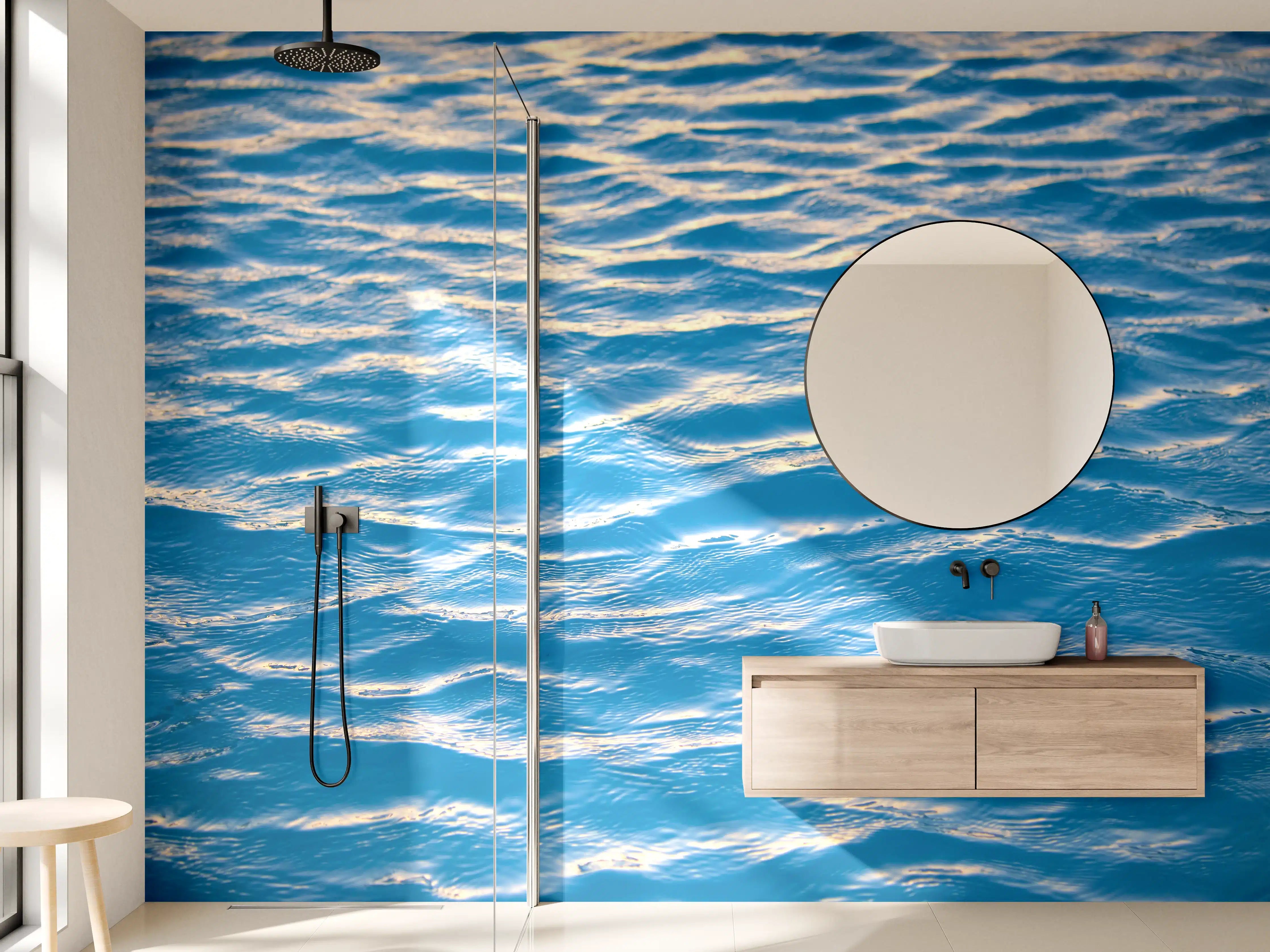 Wandverkleidung Bad - Blaues Wasser mit sanften Wellen