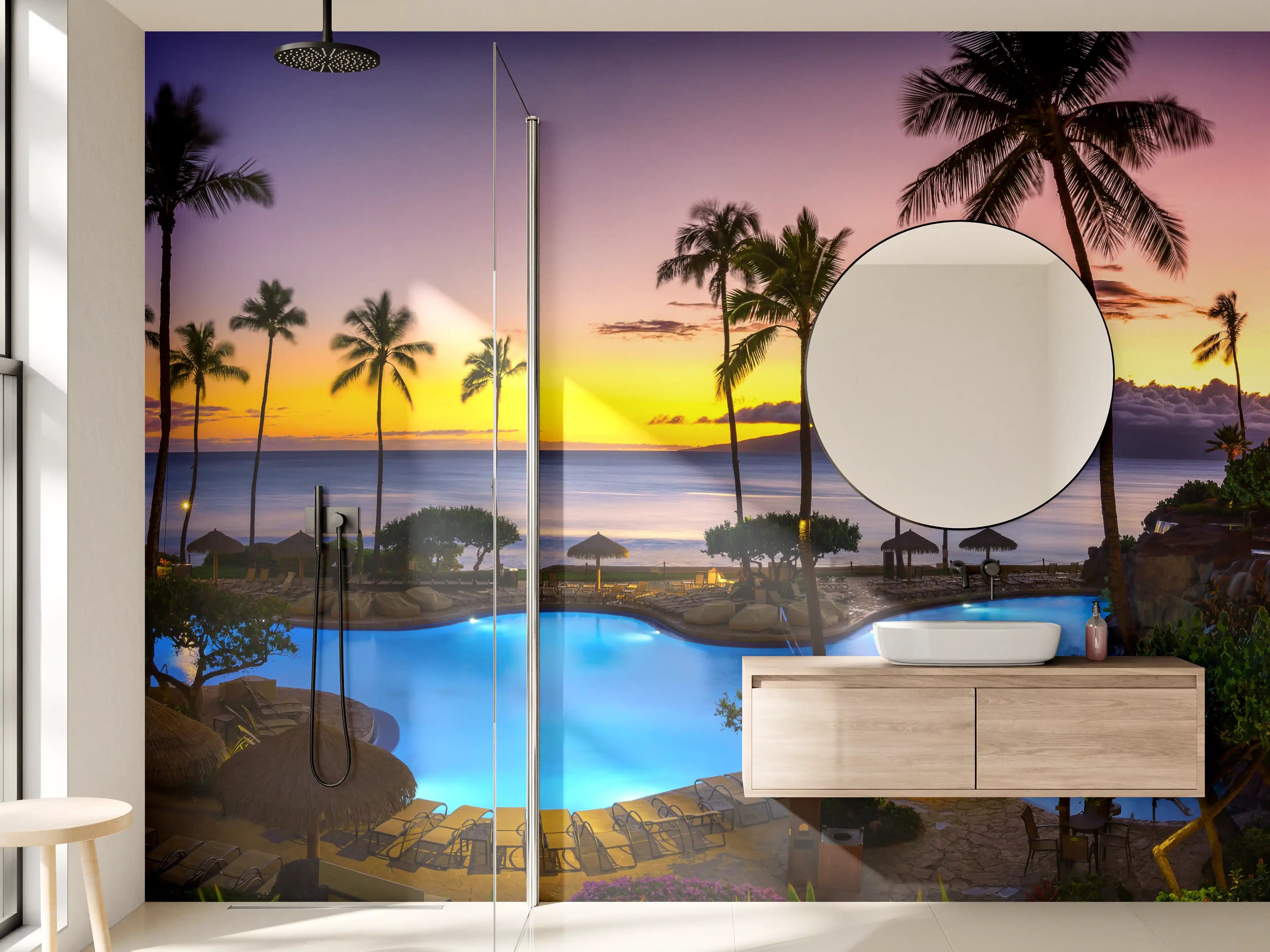 Wandverkleidung Bad - Blick auf einen tropischen Pool bei Sonnenuntergang