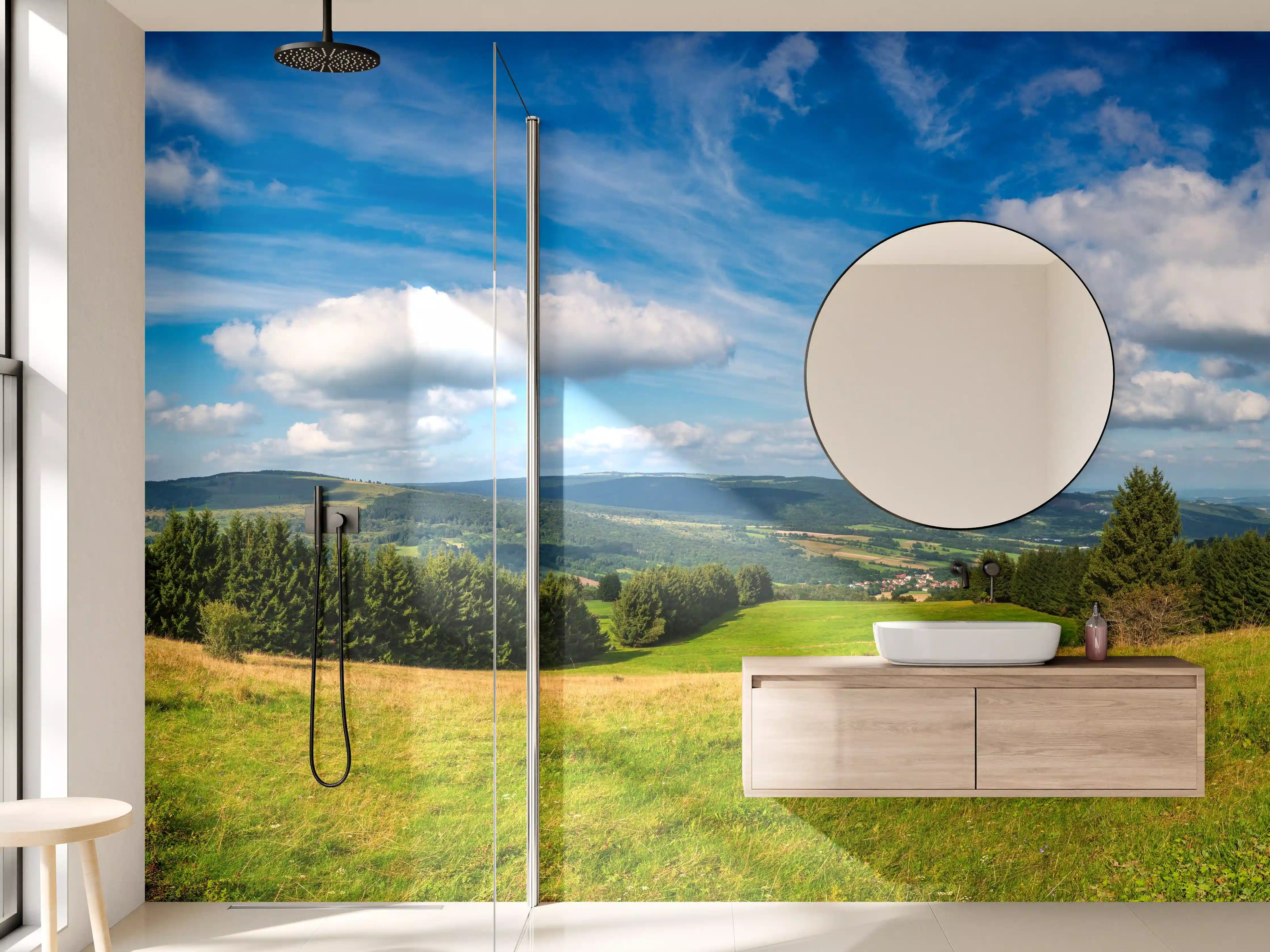 Wandverkleidung Bad - Blick auf grüne Hügel und blauen Himmel