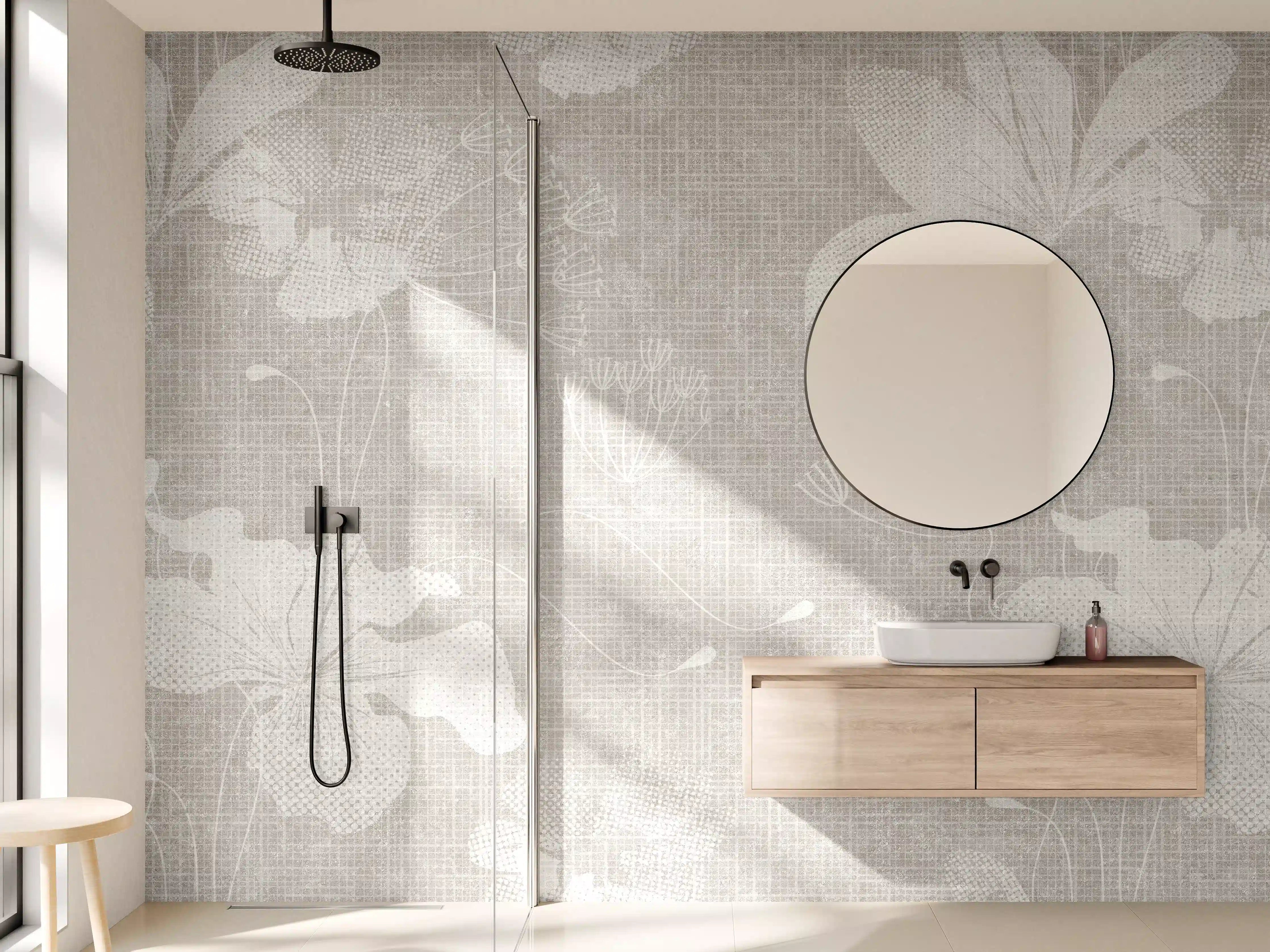 Wandverkleidung Bad - Blumen auf weißem Wandhintergrund