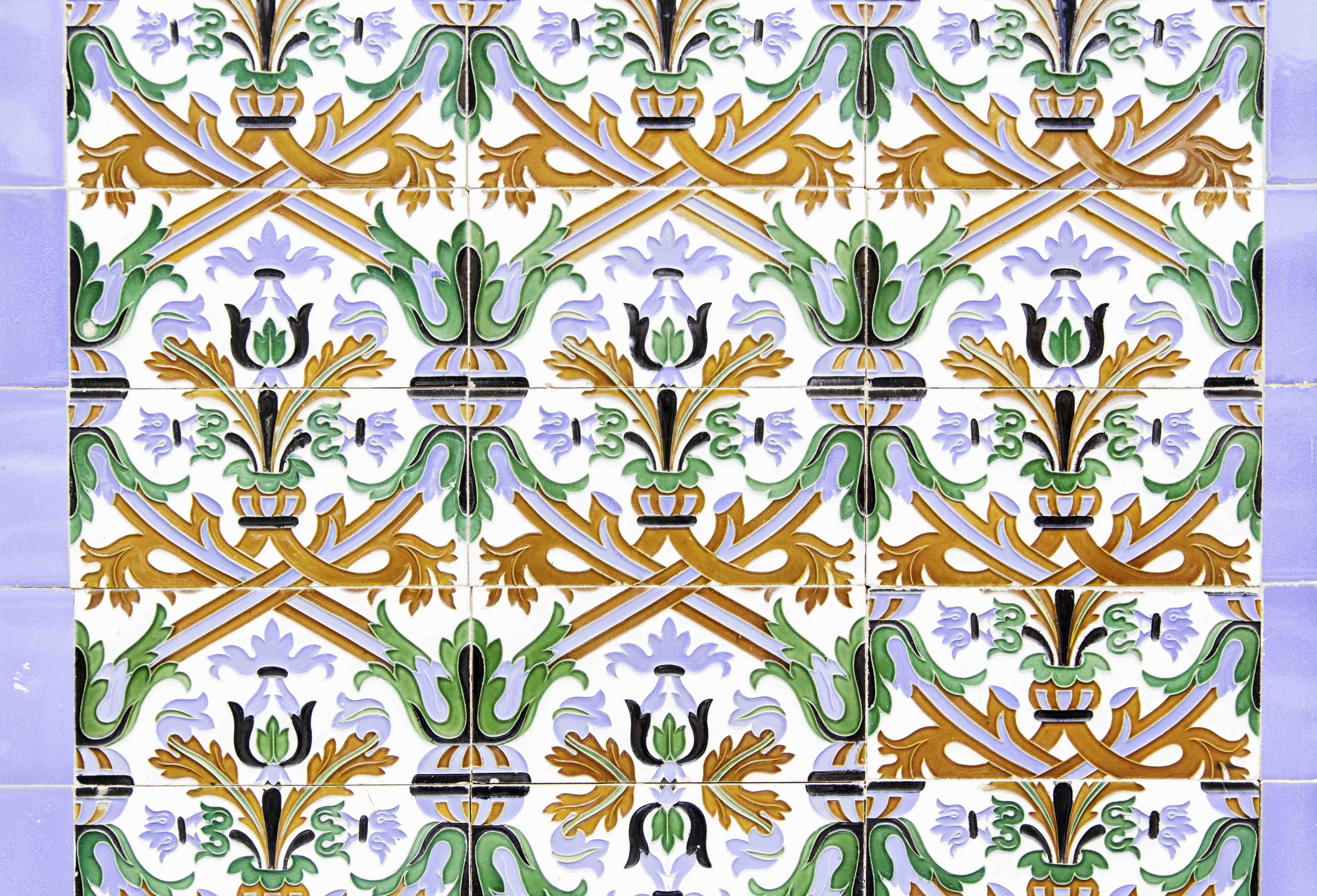 Wandverkleidung Bad-Blumiges Fliesenmuster mit grünen und goldenen Akzenten