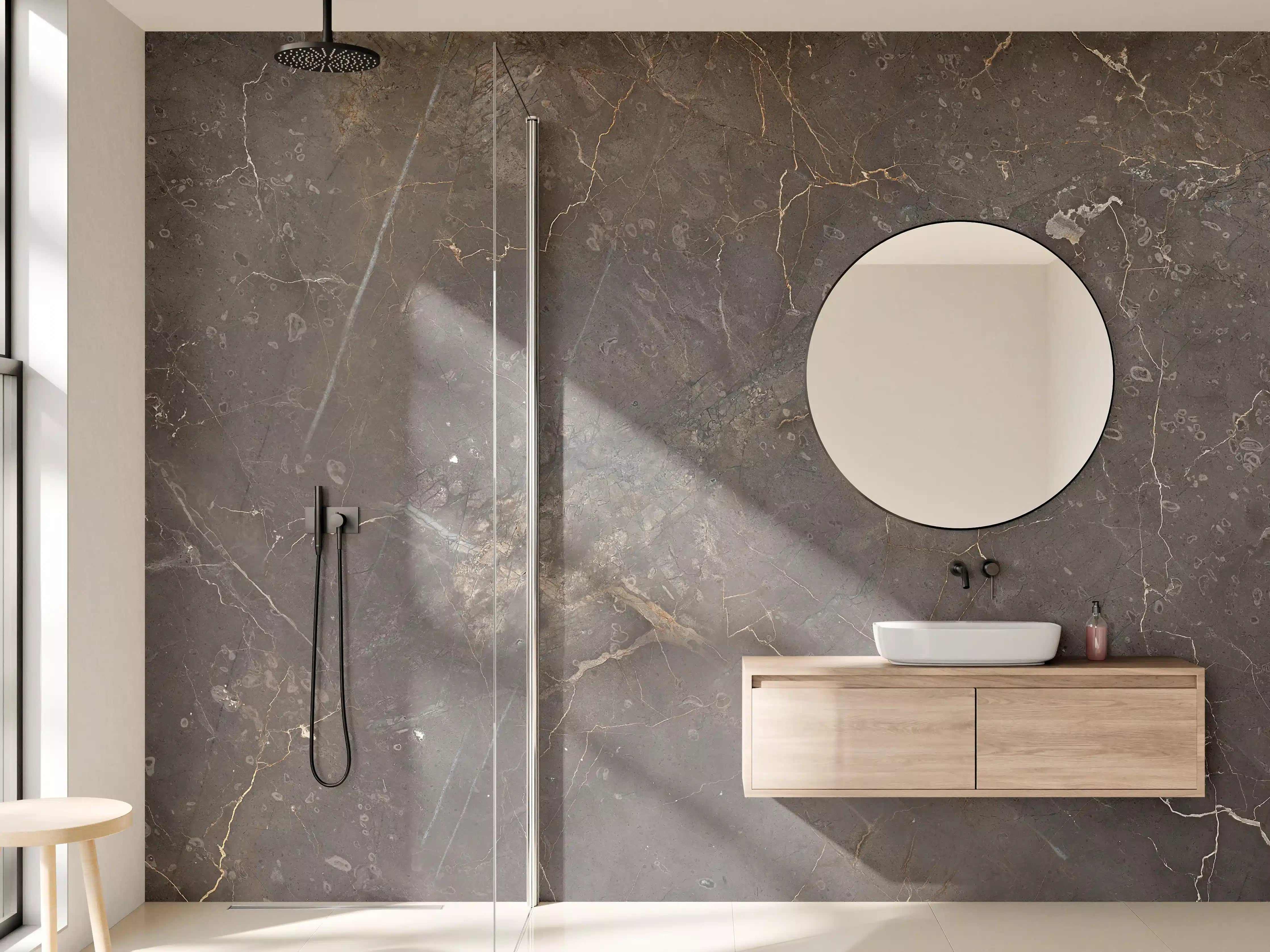 Wandverkleidung Bad - Braun-Grauer Marmor mit Adern