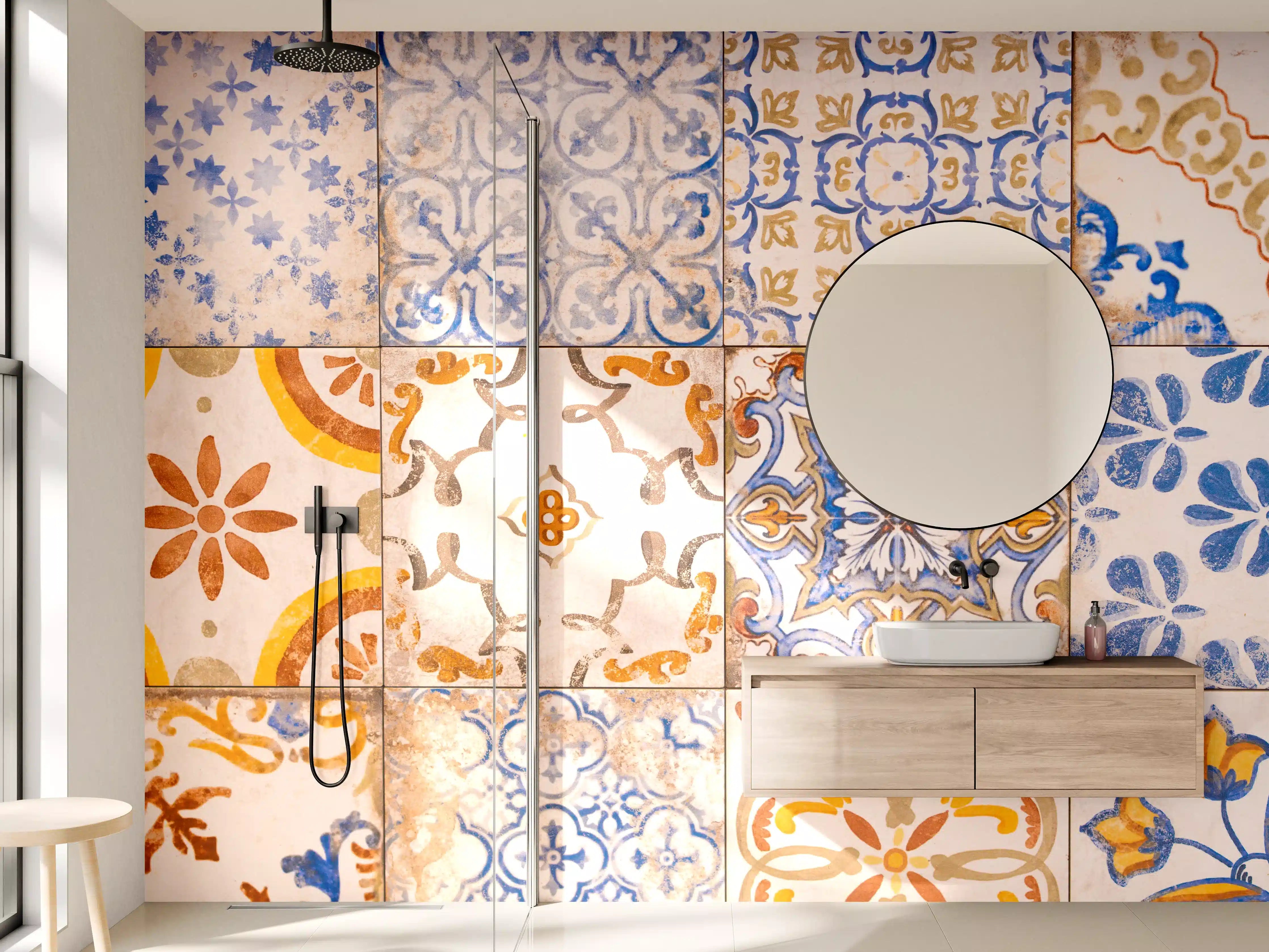 Wandverkleidung Bad - Bunte Fliesenmuster in Blau, Orange und Beige