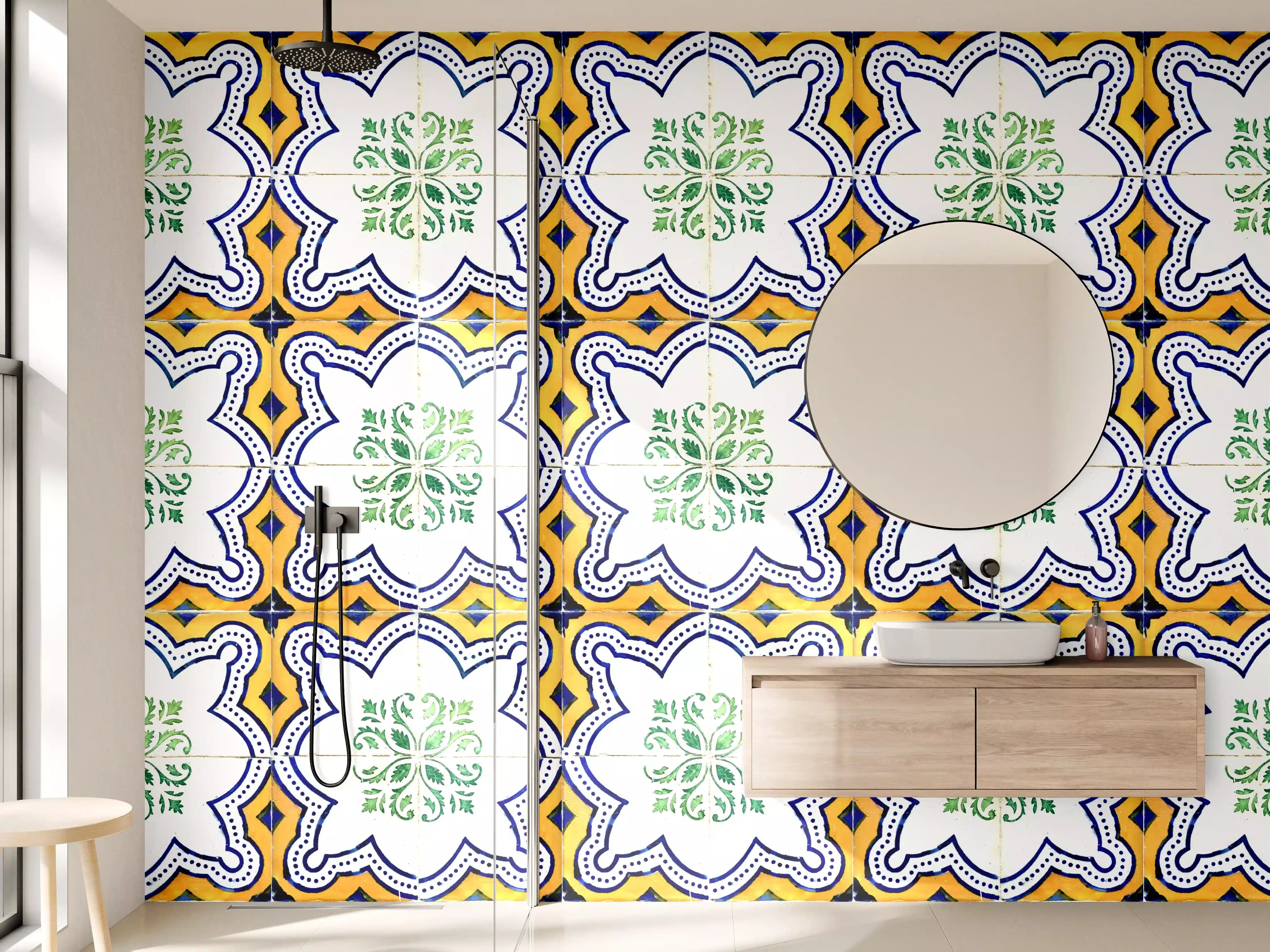 Wandverkleidung Bad - Bunte Fliesenmuster mit grünen Ornamenten