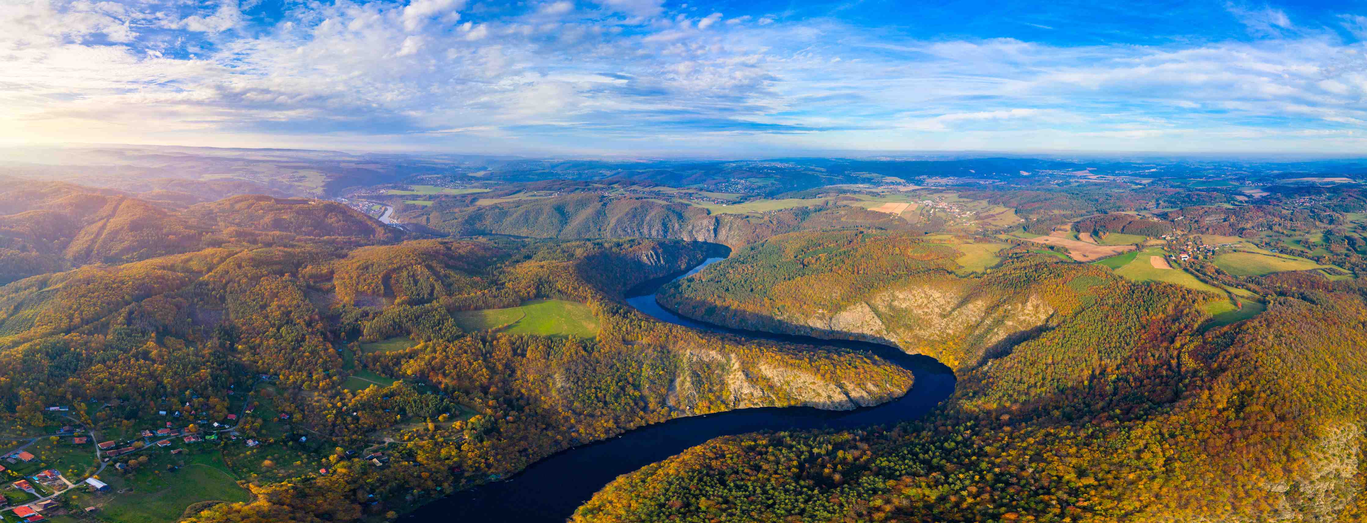 Wandverkleidung Bad-Bunte Flusslandschaft mit bewaldeten Hügeln
