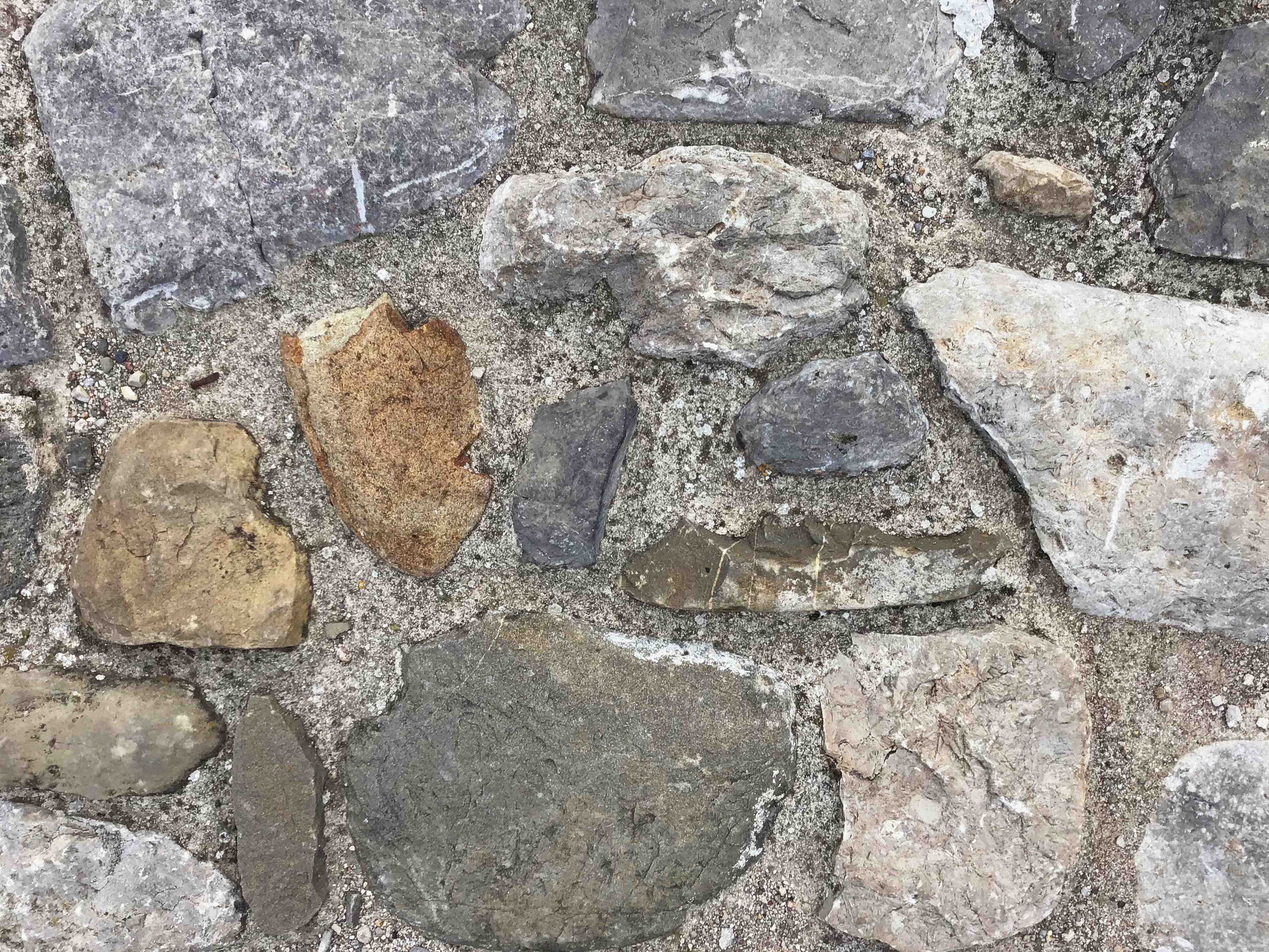 Wandverkleidung Bad-Bunte Natursteinmauer in Grau- & Weißtönen