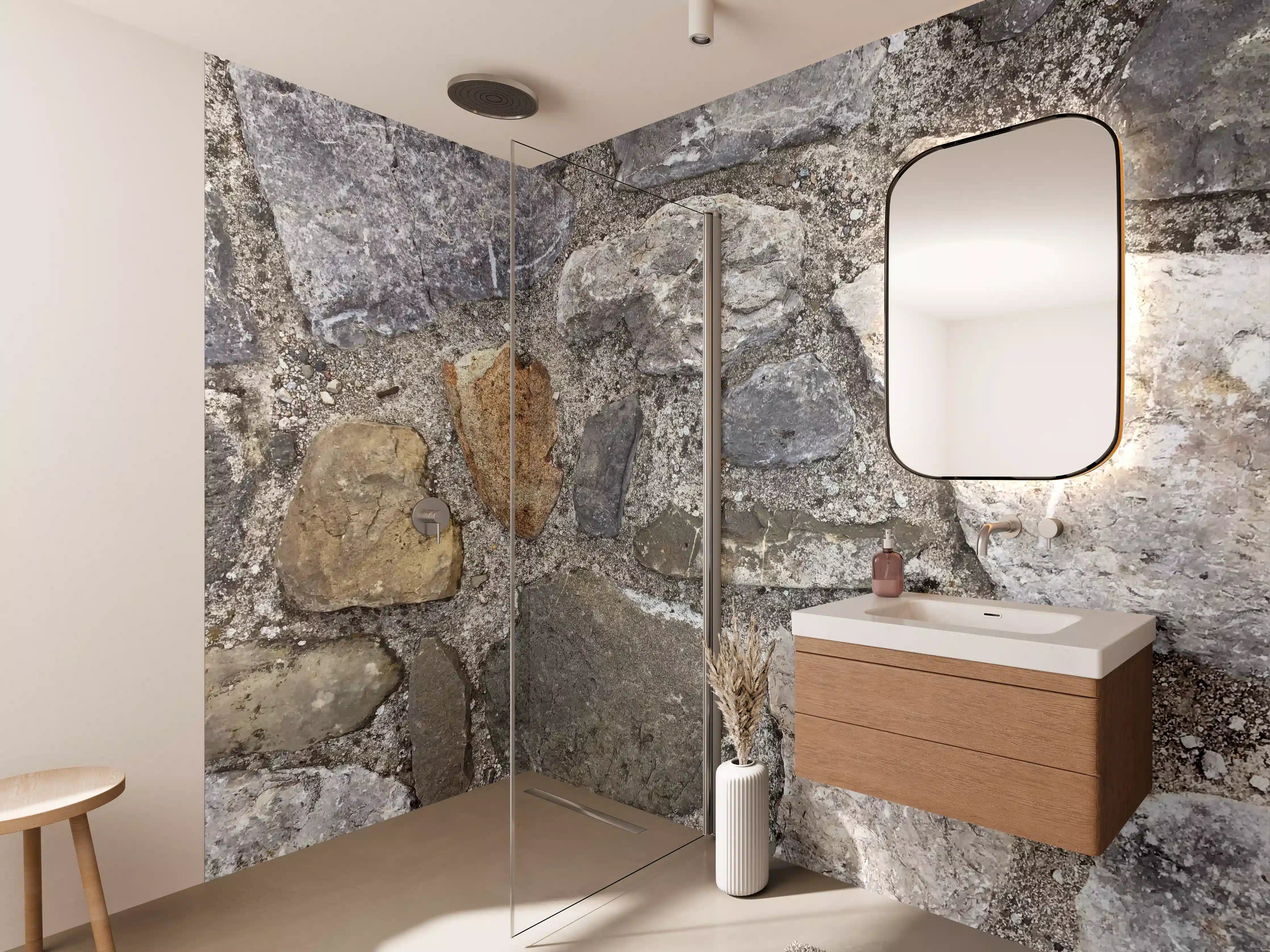 Wandverkleidung Bad - Bunte Natursteinmauer in Grau- & Weißtönen