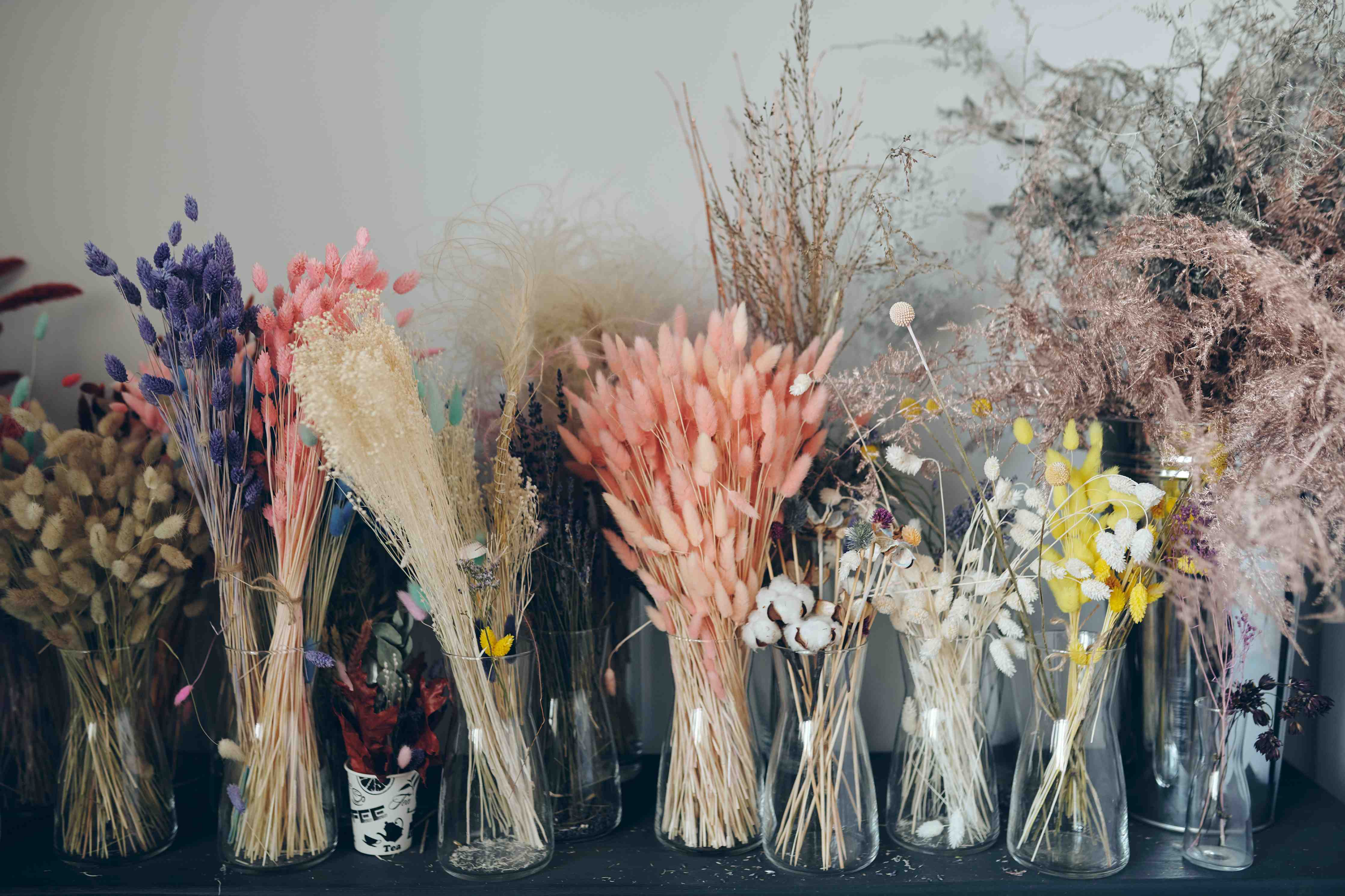 Wandverkleidung Bad-Bunte Trockenblumen im Regal