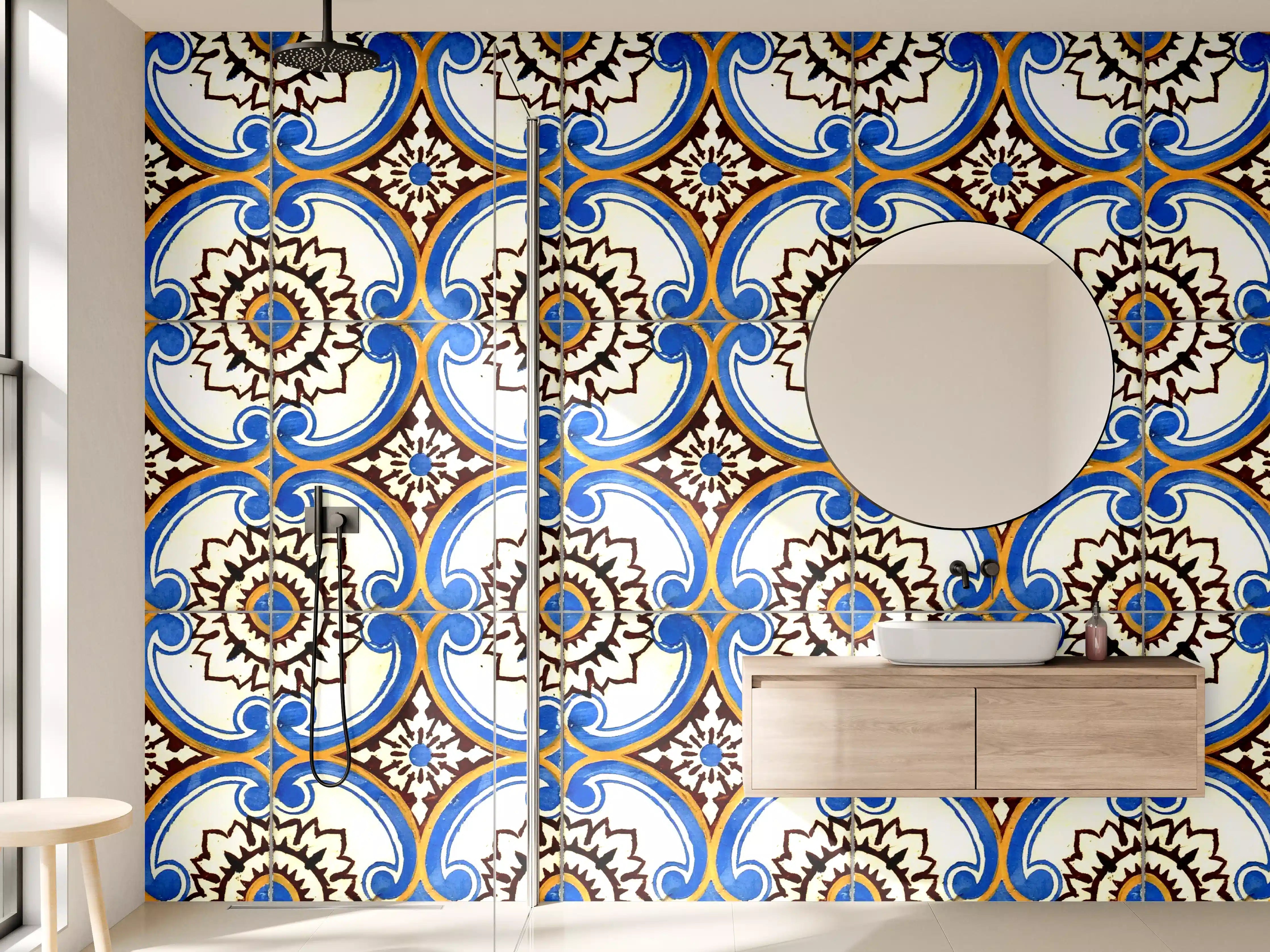 Wandverkleidung Bad - Bunte geometrische Fliesenmuster mit Blau, Weiß und Gold