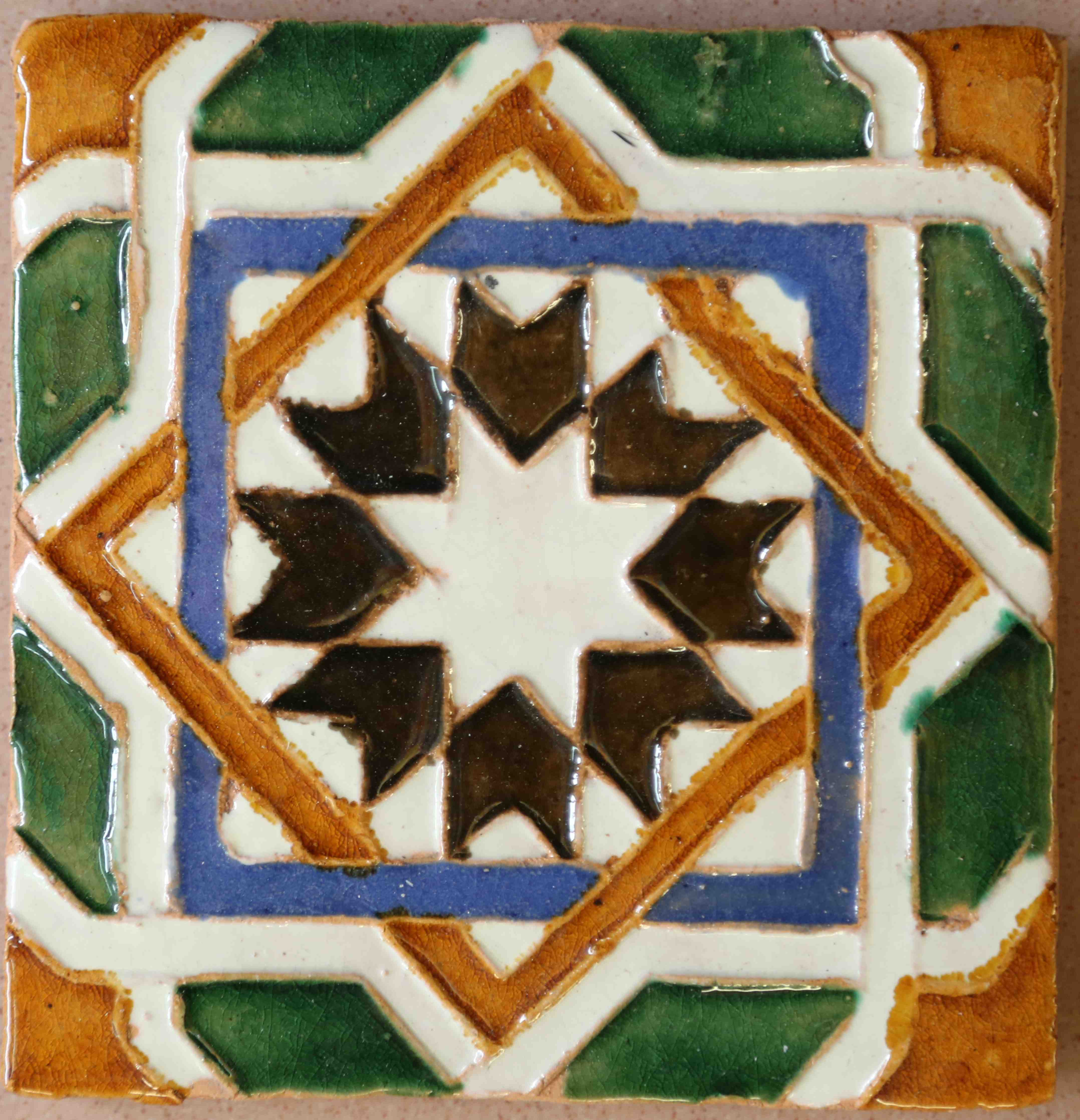 Wandverkleidung Bad-Bunte keramische Fliese im geometrischenDesign