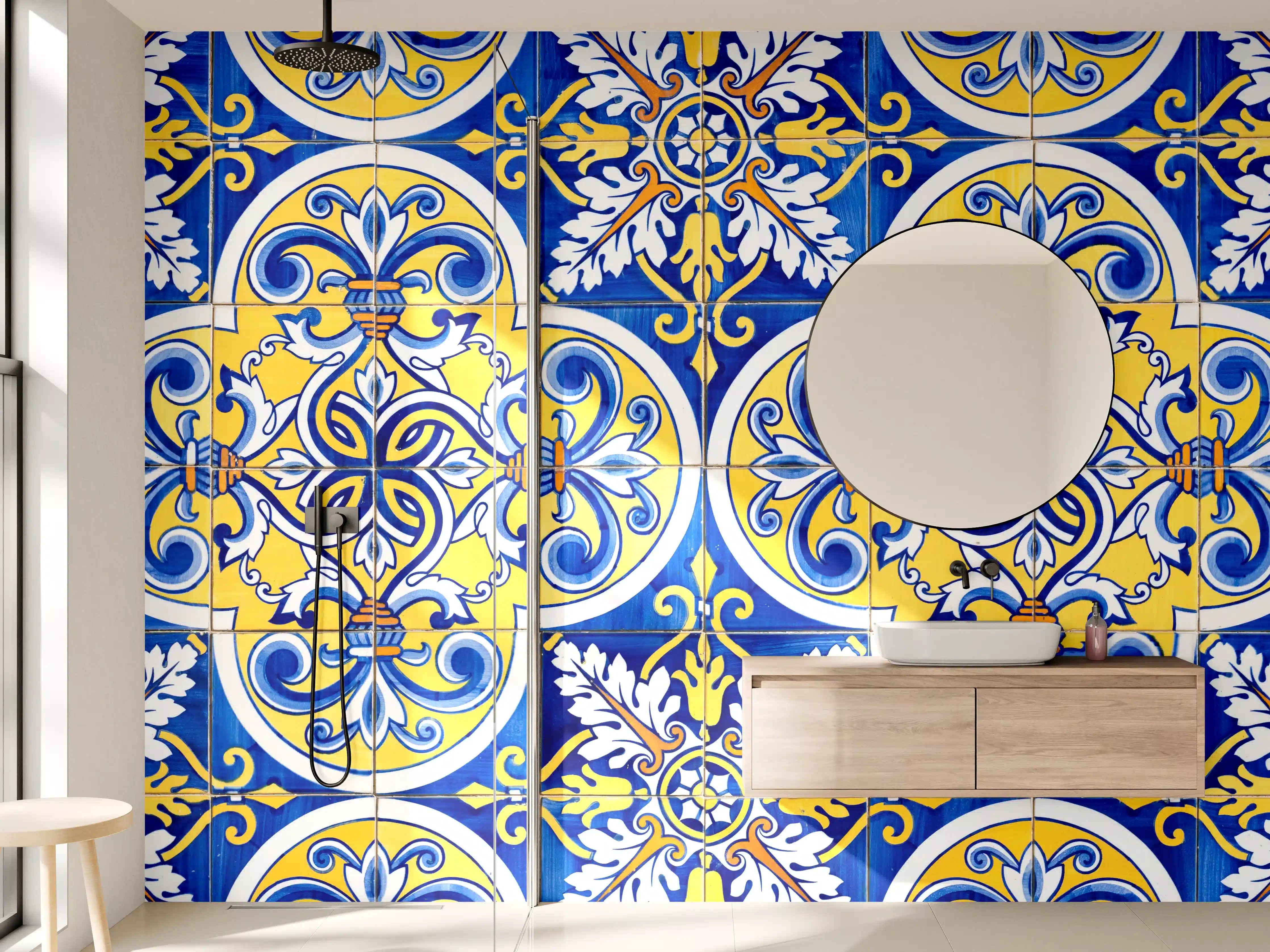 Wandverkleidung Bad - Bunte, geometrische Fliesenmuster mit Blau-, Gelb- und Weißtönen