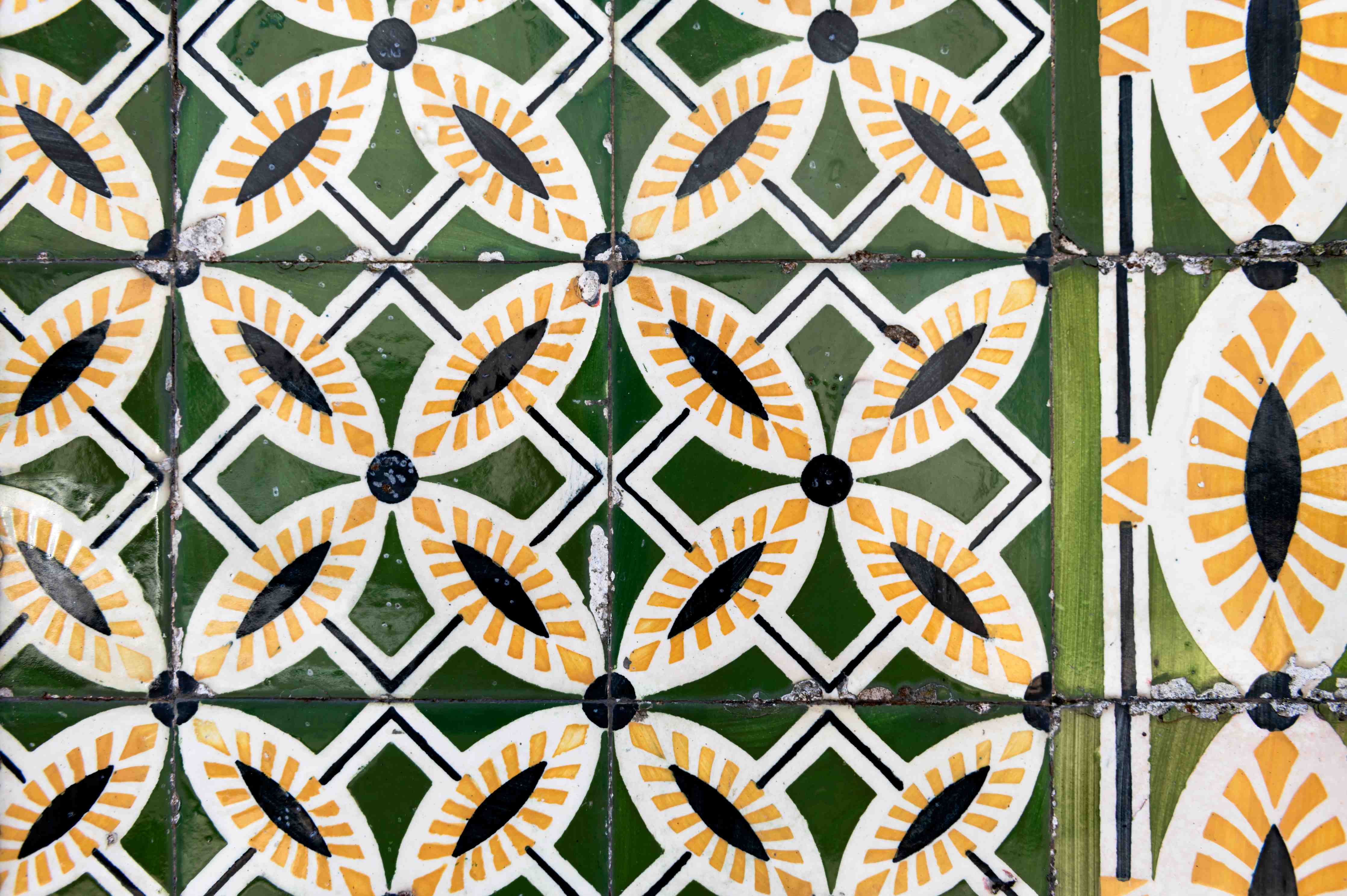 Wandverkleidung Bad-Bunte, geometrische Fliesenmuster mit Grüntönen