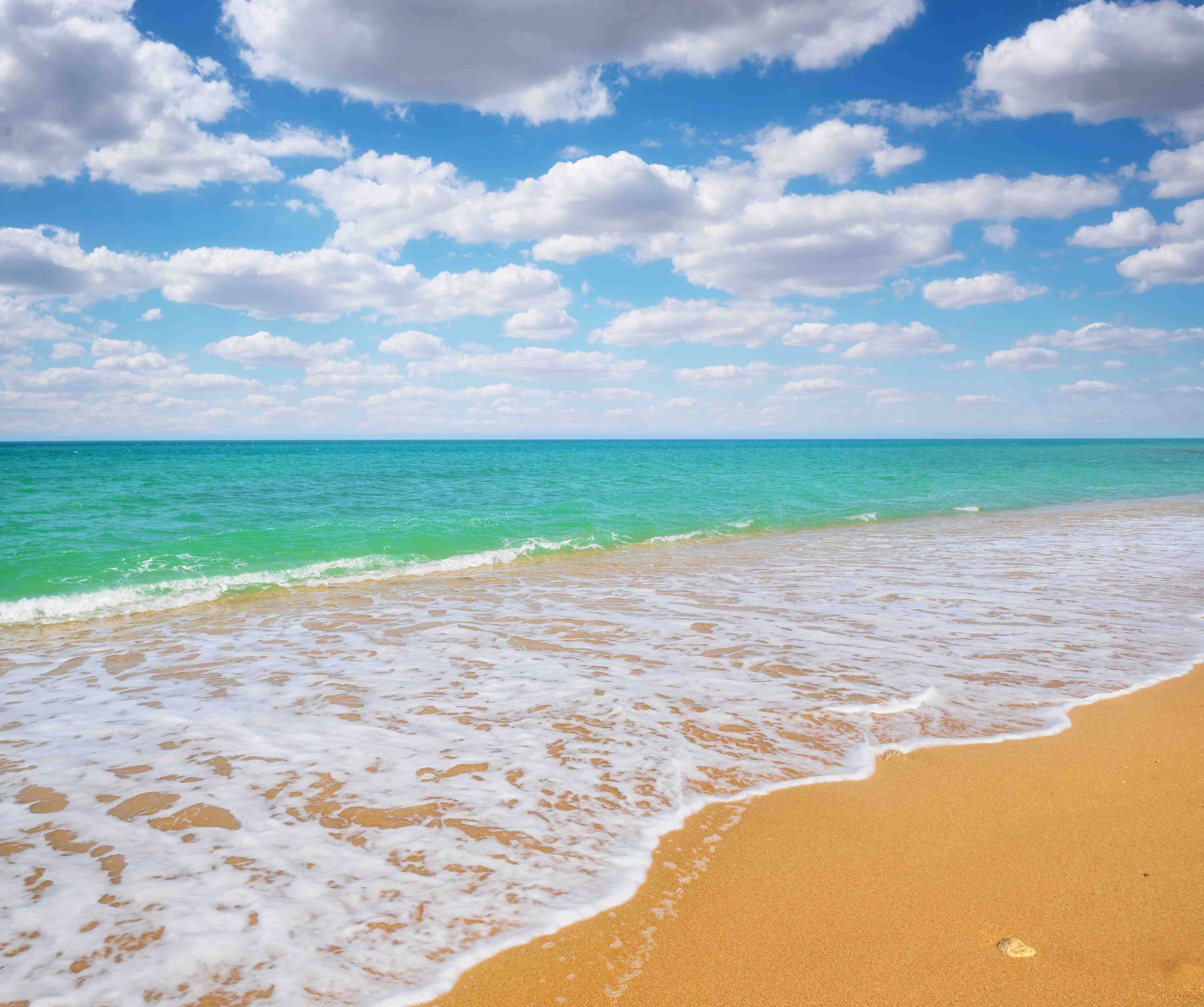 Wandverkleidung Bad-Bunter Strand mit blauen Himmel