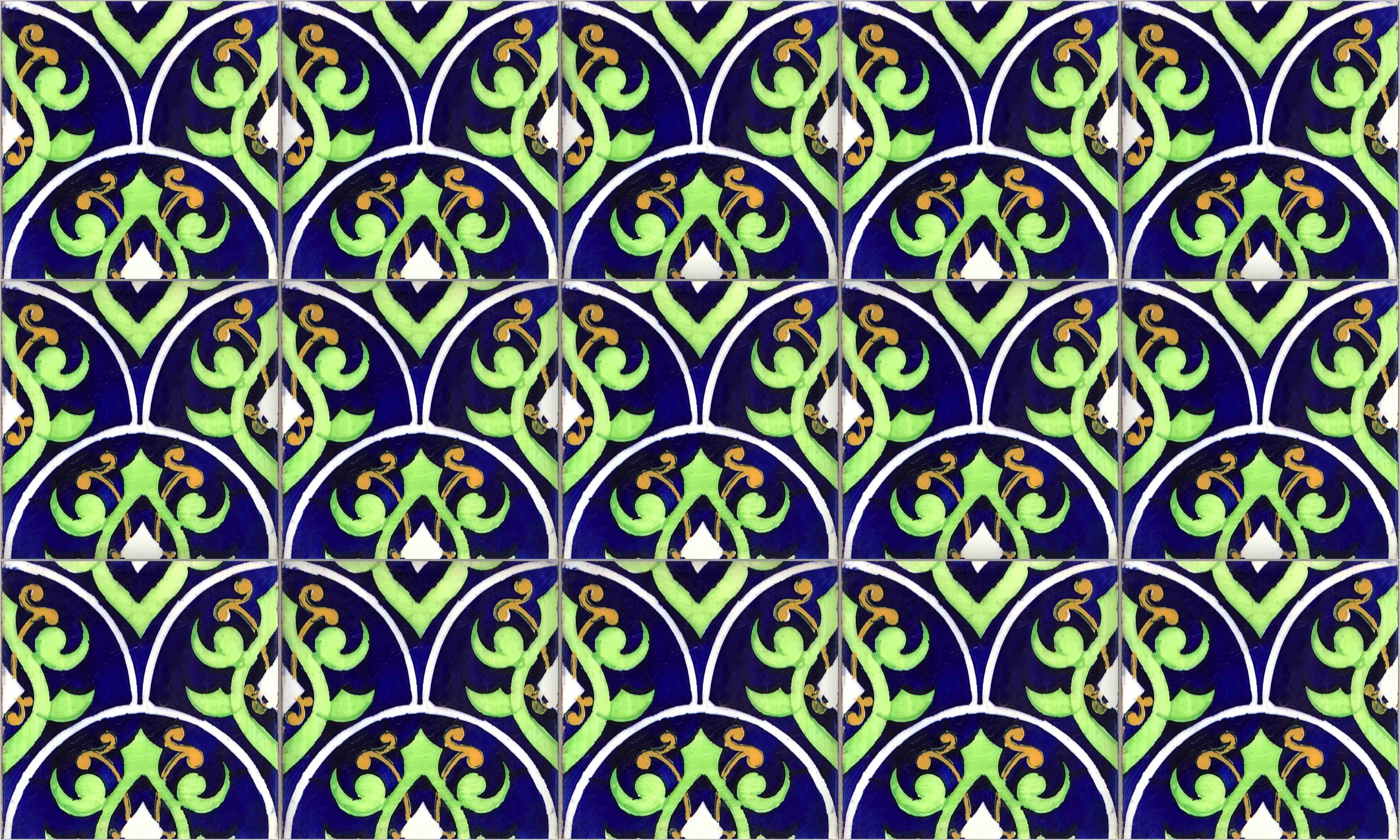 Wandverkleidung Bad-Details auf einem blauen, grünen und weißen Fliesenmuster