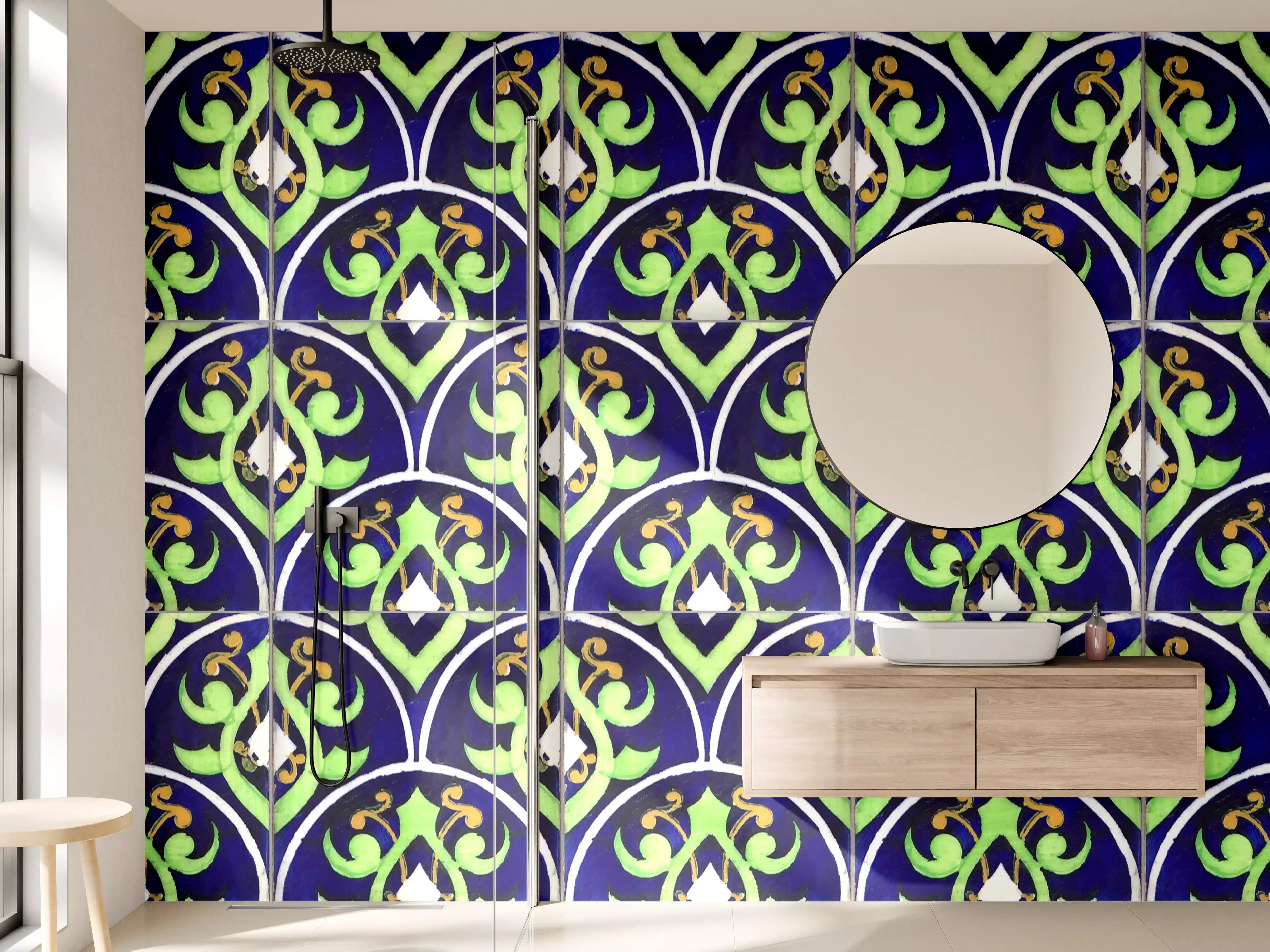 Wandverkleidung Bad - Details auf einem blauen, grünen und weißen Fliesenmuster