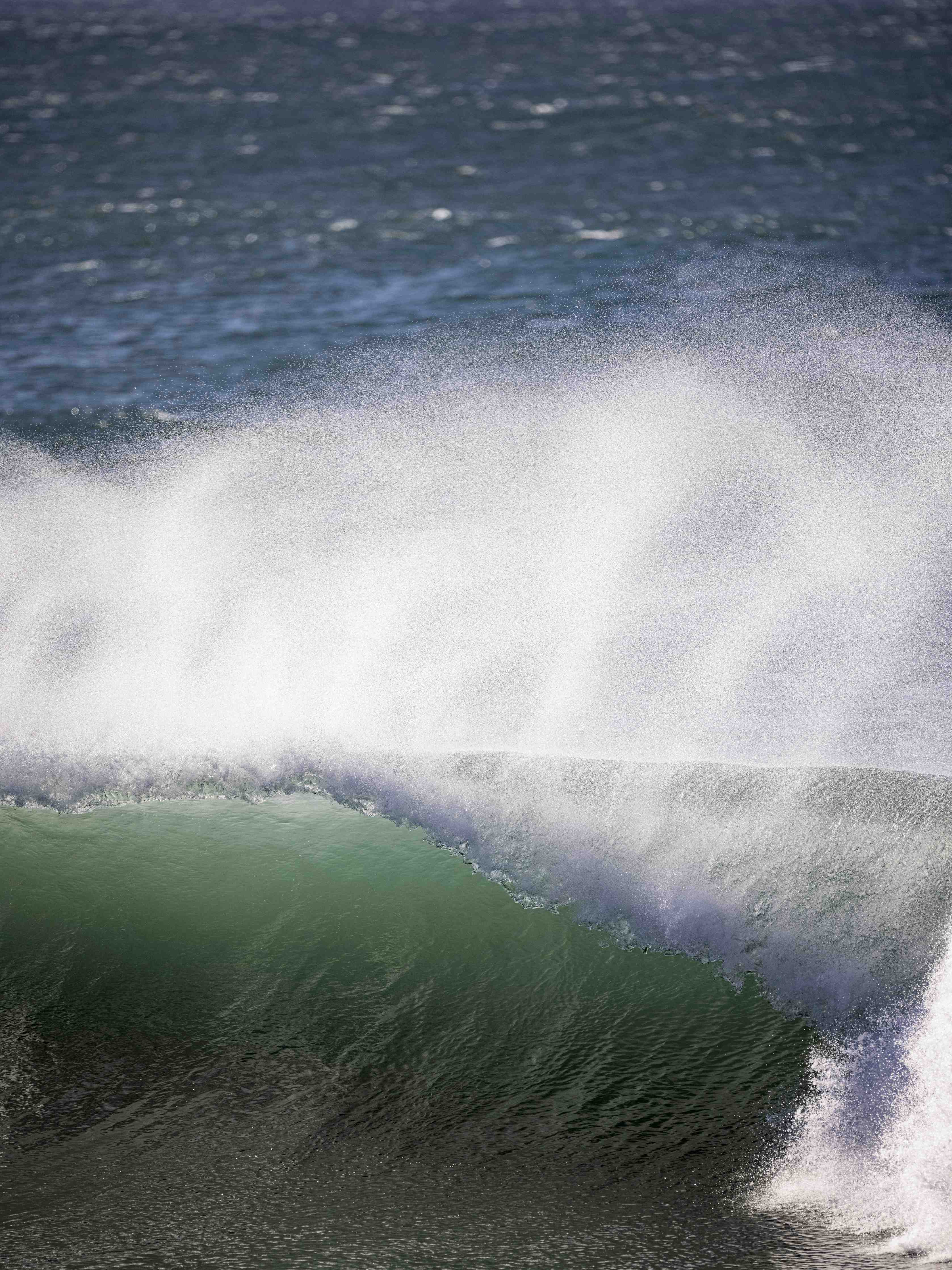 Wandverkleidung Bad-Dramatische Ozeanwellen in Grau-Weiß