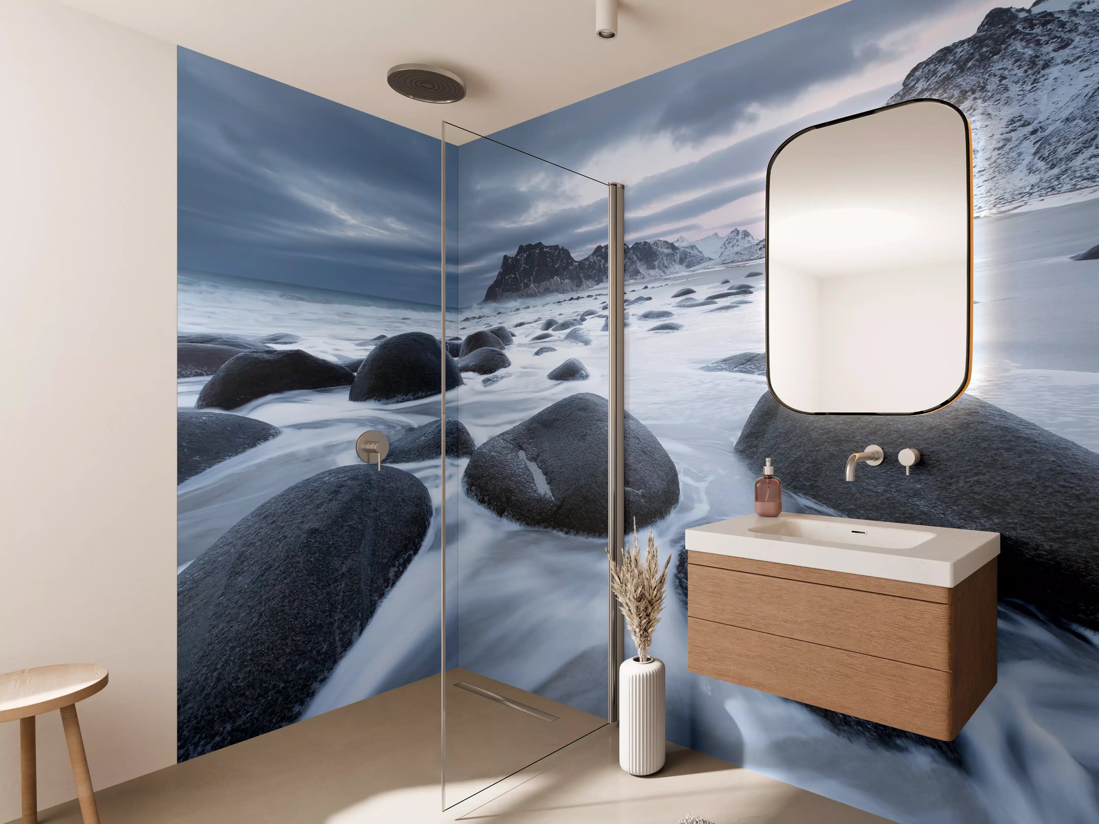 Wandverkleidung Bad - Dramatischer Küstenblick mit dunklen Wolken