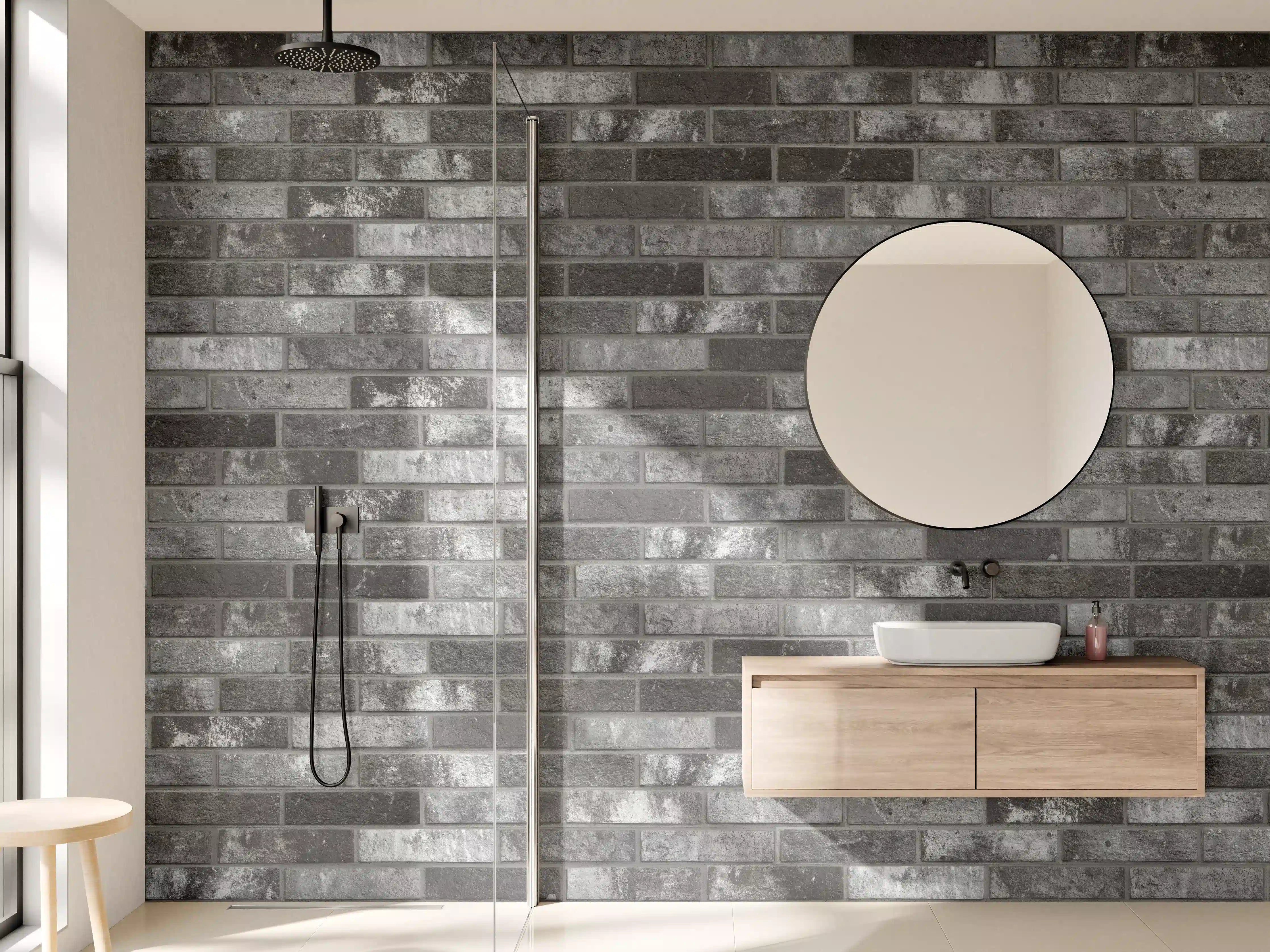 Wandverkleidung Bad - Dunkelgraue Backsteinmauer