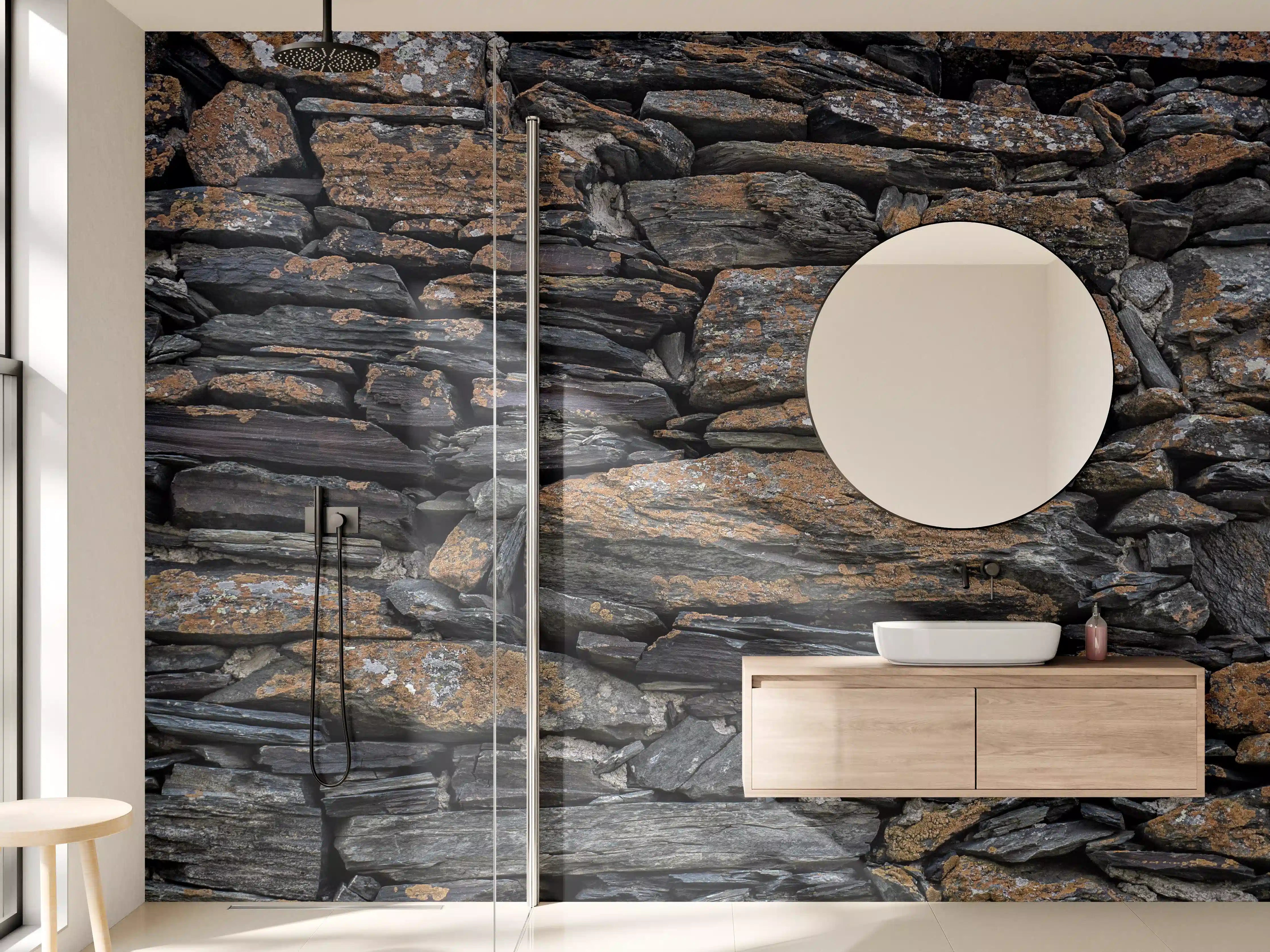 Wandverkleidung Bad - Dunkle Schieferwand mit warmen Brauntönen