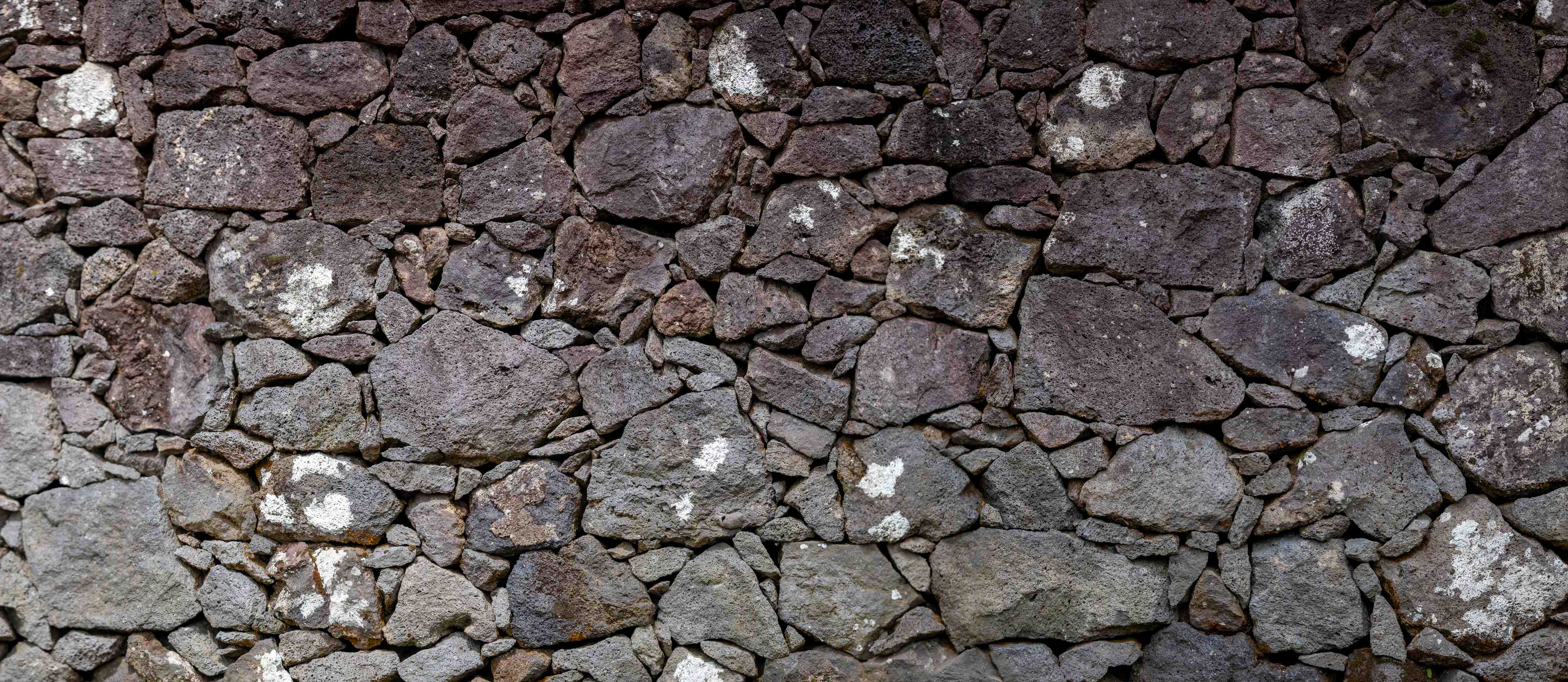 Wandverkleidung Bad-Dunkle Steinmauer mit braunen und grauen Tönen