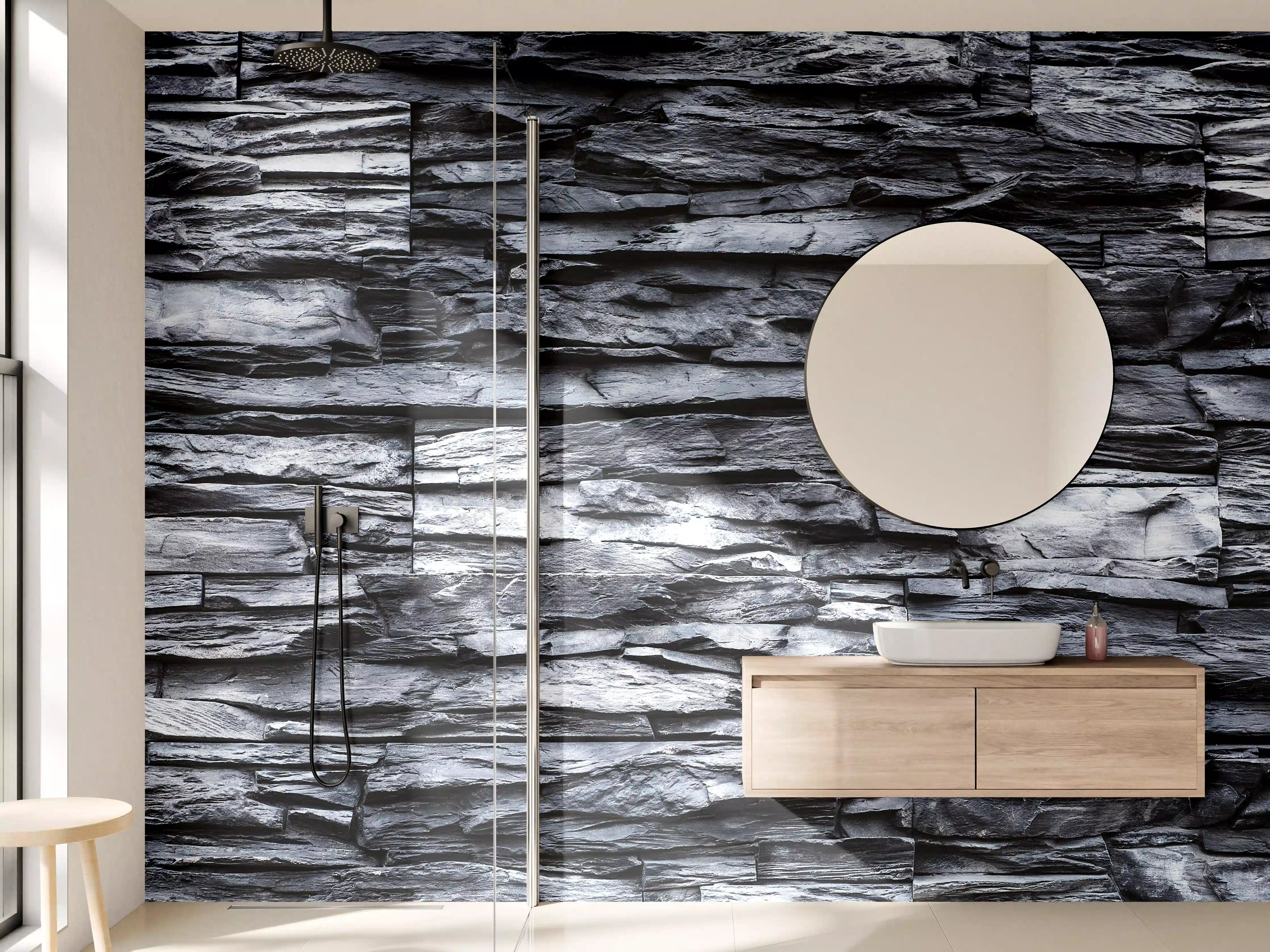 Wandverkleidung Bad - Dunkle Steinschichtung mit Grau- und Schwarztönen
